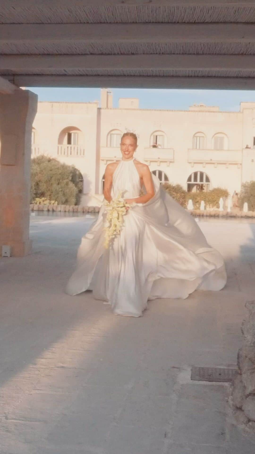 Burcu Esmersoyのインスタグラム：「tears of love, joy and happiness …hepinize, hayallerinizin otesinde mutluluklar yasamanız dileği ile.. 🤍  #fromborgowithlove」