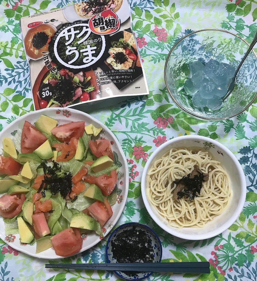 葵さんのインスタグラム写真 - (葵Instagram)「最近お料理にこちらの2種類をふりかけています。  ＠shirakonori_official  白飯だけでなく、いろんなメニューに合う韓国のりです。 ピリ辛胡椒味と、定番の塩・ごま油味の2種類あります。  白子のり様 ◯サクうま　韓国のり胡椒味  食感は香ばしくサクサクです。 こちらは味が少し濃い目で、大人むけかな！ 胡椒の味がしっかりとついています。 私はサラダや和風パスタに合わせるのが好き💕  ◯サクうま　韓国のり  こちらは味が薄めで息子はこっちの味が好きです。 塩、ごま油風味ののりも料理に一味アクセントができてとてもおいしいです。 バスケットや揚げ出し豆腐にかけてみました！  細かくカットされていて、パラパラとふりかけるだけなので忙しい日でも使いやすいです。 いつもの料理が少し工夫されて嬉しい😆  #ambassador　#白子のり　#サクうま韓国のり　#サクうまアレンジレシピ」9月6日 14時58分 - dolphin_coconut