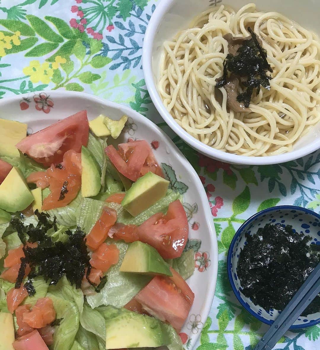 葵さんのインスタグラム写真 - (葵Instagram)「最近お料理にこちらの2種類をふりかけています。  ＠shirakonori_official  白飯だけでなく、いろんなメニューに合う韓国のりです。 ピリ辛胡椒味と、定番の塩・ごま油味の2種類あります。  白子のり様 ◯サクうま　韓国のり胡椒味  食感は香ばしくサクサクです。 こちらは味が少し濃い目で、大人むけかな！ 胡椒の味がしっかりとついています。 私はサラダや和風パスタに合わせるのが好き💕  ◯サクうま　韓国のり  こちらは味が薄めで息子はこっちの味が好きです。 塩、ごま油風味ののりも料理に一味アクセントができてとてもおいしいです。 バスケットや揚げ出し豆腐にかけてみました！  細かくカットされていて、パラパラとふりかけるだけなので忙しい日でも使いやすいです。 いつもの料理が少し工夫されて嬉しい😆  #ambassador　#白子のり　#サクうま韓国のり　#サクうまアレンジレシピ」9月6日 14時58分 - dolphin_coconut
