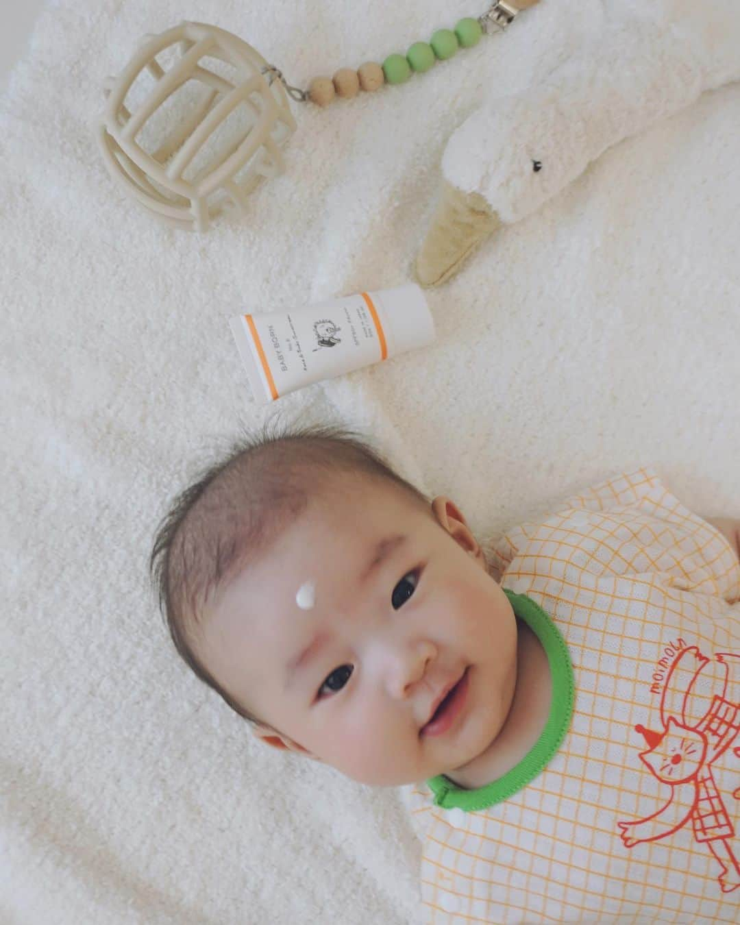 結城はゆるさんのインスタグラム写真 - (結城はゆるInstagram)「☀️ 　　 　　˗ˏˋ  ベビーのUV対策  ˎˊ˗ 　　 　　 　　 　　☑︎ BABY BORN Face&Body Sunscreen 　　　 (日焼け止めミルク) SPF50+ / PA++++ 　 　　 　　 　　ムスコ氏、日焼け止めがなかなか合うのがなくて 　　(３種類ほど試したけど赤くなるしプツプツ発生) 　　ベビーカーの日除けを頼りに塗らずにお出かけの日々。← 　　でもこの連日の猛暑、強すぎる日差しに 　　加え紫外線も肌に絶対良くないよなぁと😱 　 　 　　そんなUV対策ジプシーになっていた中 　　ご縁があり @mishiilist の日焼け止めミルクを 　　お試しさせて頂きました👐 　　 　　 　 　　使って驚き！プツプツ出ない！荒れてない！ 　　嫌なベタつきもないしとにかく荒れなかった事に感動。 　　3日連続で日焼け止め塗っておでかけしたけど肌は何も起こらず無事🙏 　　(お風呂でちゃんと落とす事は意識したよ🤟) 　　肌に合うものがやっと見つかったーっと安心しております🥲  　　 　　そんなとにかく〖 肌に優しい 〗がいっぱいの 　　日焼け止めポイントをメモで残しときまーす✍️ 　　 　　　　 　　▷ UV吸収剤が直接肌に触れにくく 　　　肌にやさしい「 ハイブリッドパウダー処方」 　　▷ ウォータープルーフなのに石鹸で簡単オフ 　　▷ 触れ合ったり、服に擦れても落ちにくい  　　　「アンチタオルウェア処方」 　　▷ 日焼け止め特有のパサつきなし、白浮きなし！ 　　▷ ベタつかないけどちゃんと保湿感あり 　　 　　 　　 　　紫外線は年中降り注いでるし 　　涼しくなったらおでかけも増えるから 　　UV対策でお悩みのママは是非参考にしてみてくださいな😉🧡 　　 　　 　　 　　 　　 #baby_born_jp #mishiilist #ミッシーリスト #高橋ミカ #東原亜希 #ベビーボーン #BABYBORN #ベビースキンケア #日焼け止め #日焼け止めミルク #日焼け止めクリーム #ウォータープルーフ #紫外線対策 #日焼け対策 #親子で使える #出産準備 #新米ママ  #赤ちゃんのいる暮らし #赤ちゃんのいる生活  #アンバサダー」9月6日 14時59分 - yuuki__hs