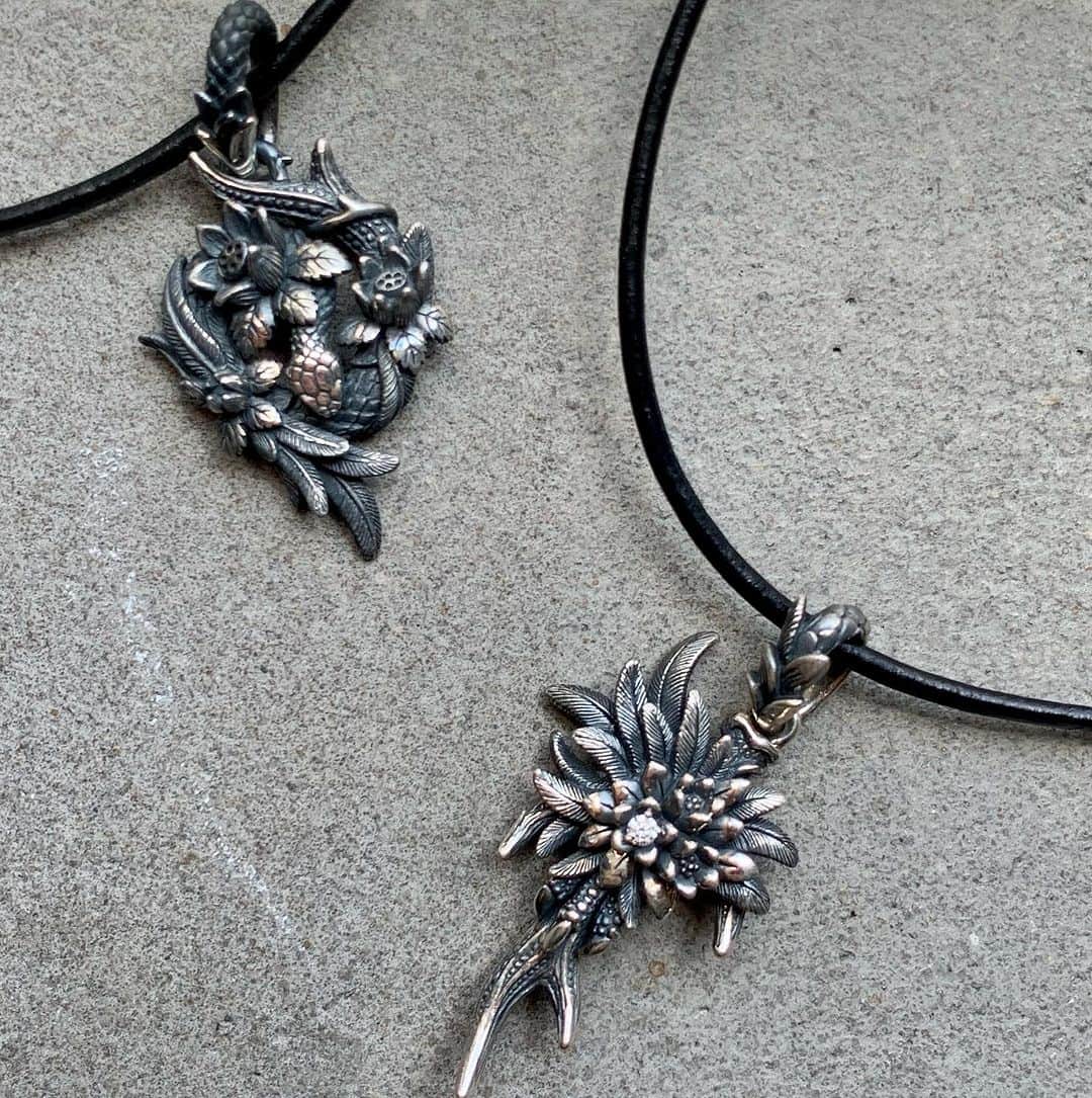 ブラッディマリーのインスタグラム：「Revival  Pendant : Thrive ¥24,000+tax  Pendant : Trace w/diamond ¥33,000+tax  ・ ・ ・ 【ストーリー】  天と地が混ざるような嵐の末に 大地は傷つき荒れ果てた  人は一隻の方舟を作り動植物を乗せ 長い嵐を乗り切った  そして  全てが失われたように思われた地にも  生命の息吹が宿り 花々は色づき 生き物は新たな産声をあげ 再び大地は命で彩られていく…  ・ 【STORY】 At the end of a storm that mixes heaven and earth  The earth was wounded and desolate  Man built an ark, loaded it with plants and animals, and weathered the long storm.  and  Even in a place where everything seemed lost The breath of life dwells the flowers change color Creatures give new births, and once again the earth is colored with life...  ・ 【故事】 經歷了昏天暗地的風暴洗禮 大地滿目瘡痍  人類建造了方舟，將動植物帶上船 在長時間的風暴之中倖存下來  在那之後  幾乎失去了一切的那片大地  生氣逐漸回復 花朵綻放增添了色彩 生物們接連孕育出新的生命  大地再次被生命染上鮮活氣息…  ーーーーーーーーーーーーーーーーーーー #bloodymaryjewelry #bloodymary #jewelry #silver #fashion #jewelryporn #jewelrydesign #jewelrygram #accessory #accessories #silverjewelry #ブラッディマリー #シルバーアクセサリー#fashionjewelry  #シルバー #アクセサリー#japanmade#血腥瑪麗#血腥瑪麗珠寶#血腥瑪麗銀飾#銀飾#天然石#飾品#珠寶#日本品牌」