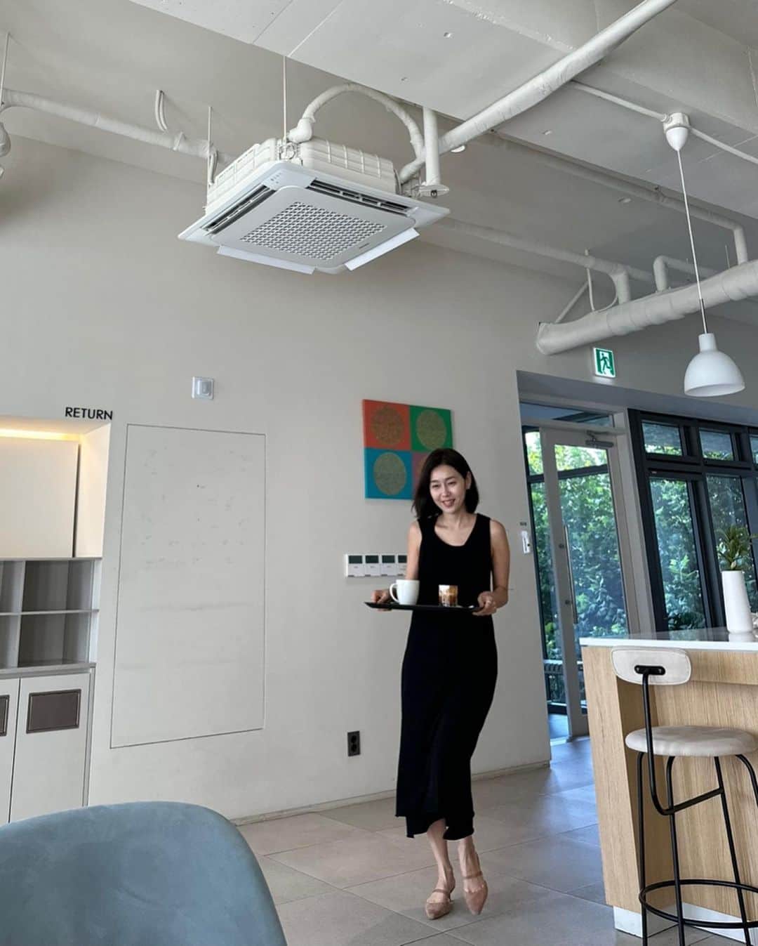 パク・タミのインスタグラム：「- 저는 노포나 재래시장을 참 좋아해요. 이사오기 전엔 은마상가 많이 갔었는데..  3주전인가? 한달전부터 그렇게 은마상가 팥죽이 먹고 싶은거죠~ 동생들과 오래전부터 약속을 하고 드디어... 오늘..! 아침부터 이 시간이 어찌나 설레던지.. 6시부터 눈이 떠지고.  앙떼띠에 가서 아메리카노와 플랫화이트 두잔을 들이키고~ 은마 상가에서의 먹부림... 이 코스 참 행복합니다.  유명한 수제비, 칼국수집에 갔더니... 잠시 휴점... 그런데 바로 옆집에도 칼국수 집이 있더라구요. 아쉬운데로 앉아 먹으며 듣게 된 사장님의 고충. 어디든 그렇지만, 모든 가게가 다 잘되는 것이 아니라.. 유명세에 가려진 맛집들도 제법 많구나.. 알게 되었어요.  북적거리지만, 군데군데 고요한 상점들의 상한 마음들이 보여 여러 생각을 하며 나왔어요.  시력은 점점 떨어지는데, 안보이던 것들이 너무 보이는 요즘..」