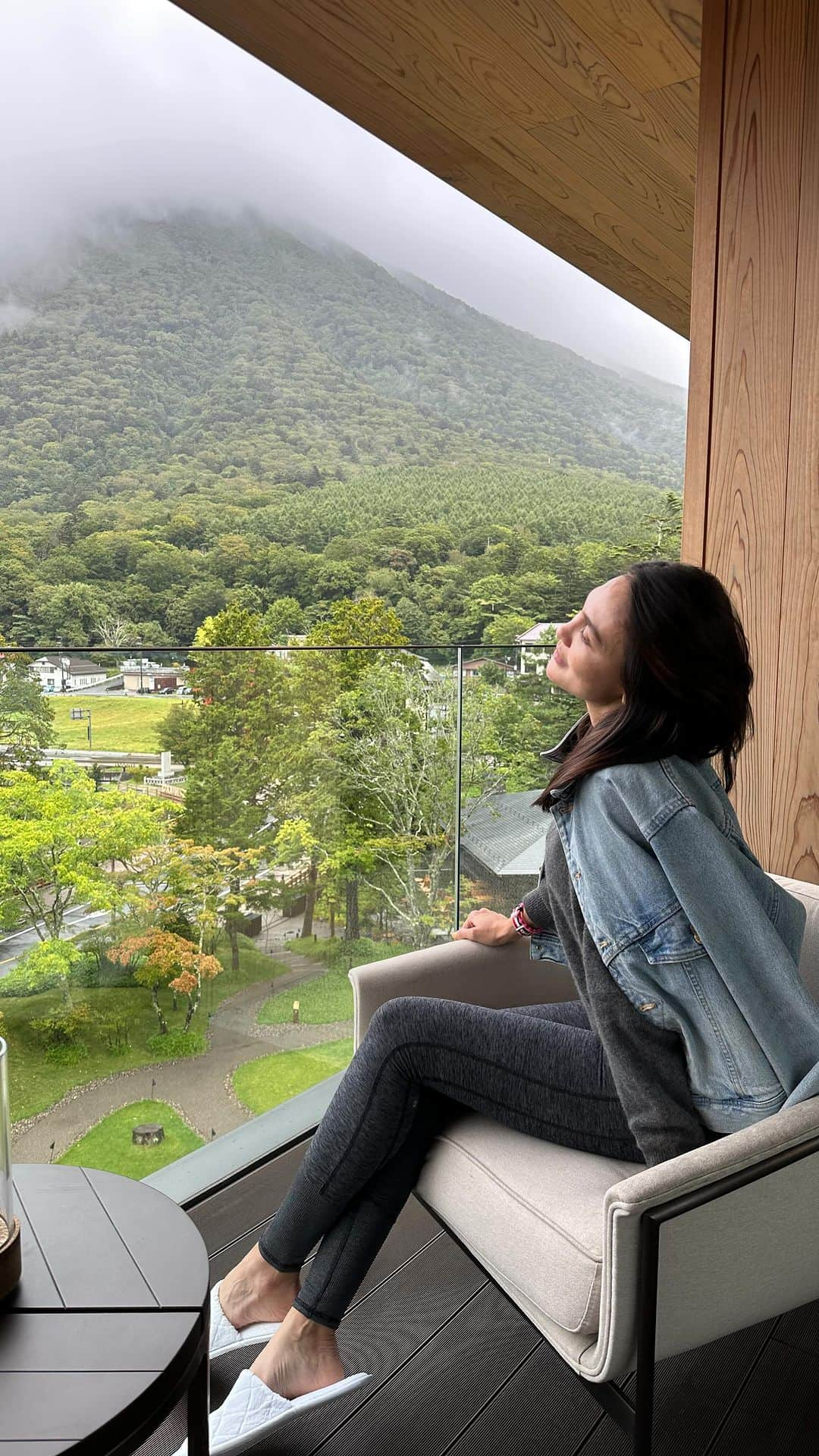 ルナ・マヤのインスタグラム：「Finding paradise at Ritz-Carlton Nikko: My stay here is a symphony of elegance, from the exquisite room to the mesmerizing views, delectable cuisine, top-notch service, and the blissful onsen experience. 🏞️🍽️🛎️ #RitzCarltonNikko #LuxuryEscape #travelgoals#traveladdict #onsenlover Thank You @japanprivatetour @roy_raja @afra.ray」