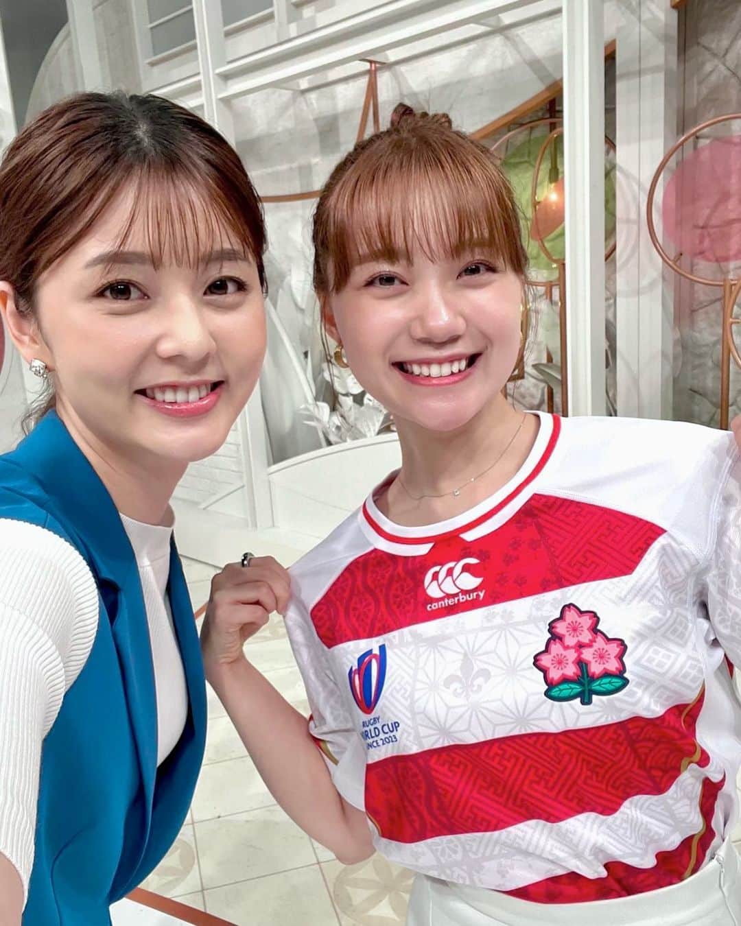 佐藤梨那のインスタグラム：「❤️🤍❤️  もうすぐラグビーW杯🏆  小髙ちゃんが ジャージを着ていました❤️  スポーツイベントに 力をもらうことが多くて 楽しい一年です☺️✨  涼しくなったら 今年こそ バレーしに行こ。笑」