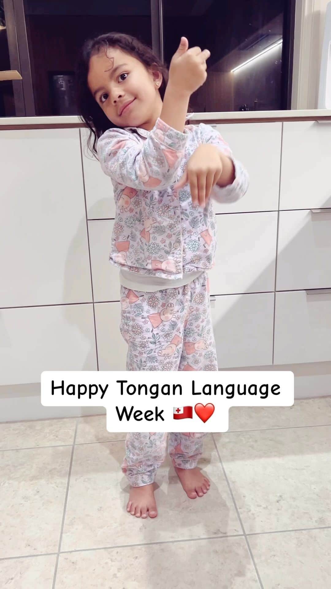 バレリー・アダムスのインスタグラム：「Kimoana and I have been watching tauolunga videos and she wanted to do a solo (first one ever) 🥰🇹🇴. Proud of my baby for having the courage to perform for her brother and I but also embracing our beautiful culture. My heart is full❤️.  P.S toe pe eni ke ha’u ae ngaahi fa’etangata o fakapale🤣.  Happy Tongan Language Week 🙏🏽🇹🇴  ‼️Don’t’ own rights to the music.   #tonganlanguageweek #houma #tauolunga #siuilikutapu #tlw #roots #kimoana #traditionaldance」