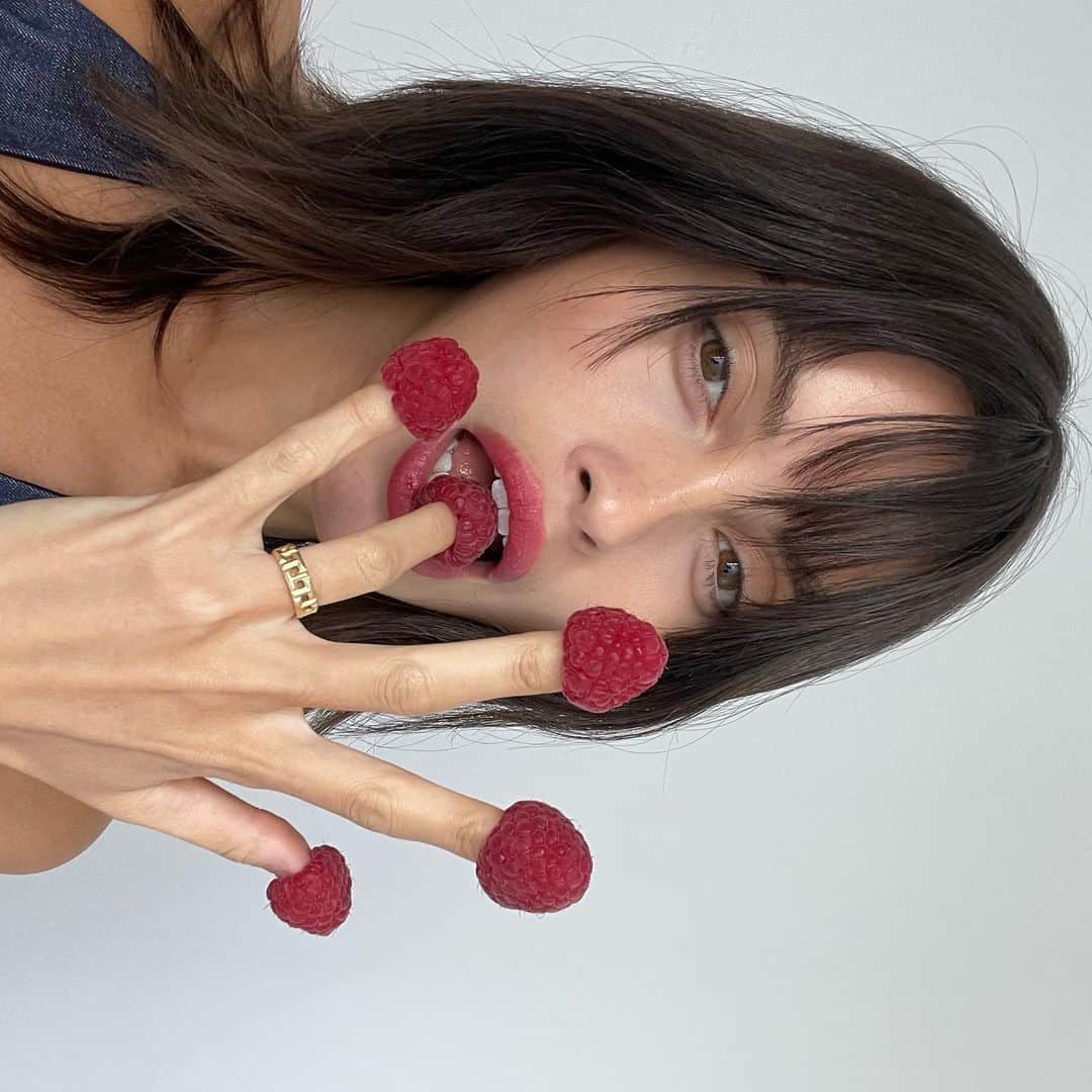 サラ・エレンのインスタグラム：「It has been proven that this in fact is the only sensible way to eat raspberries」