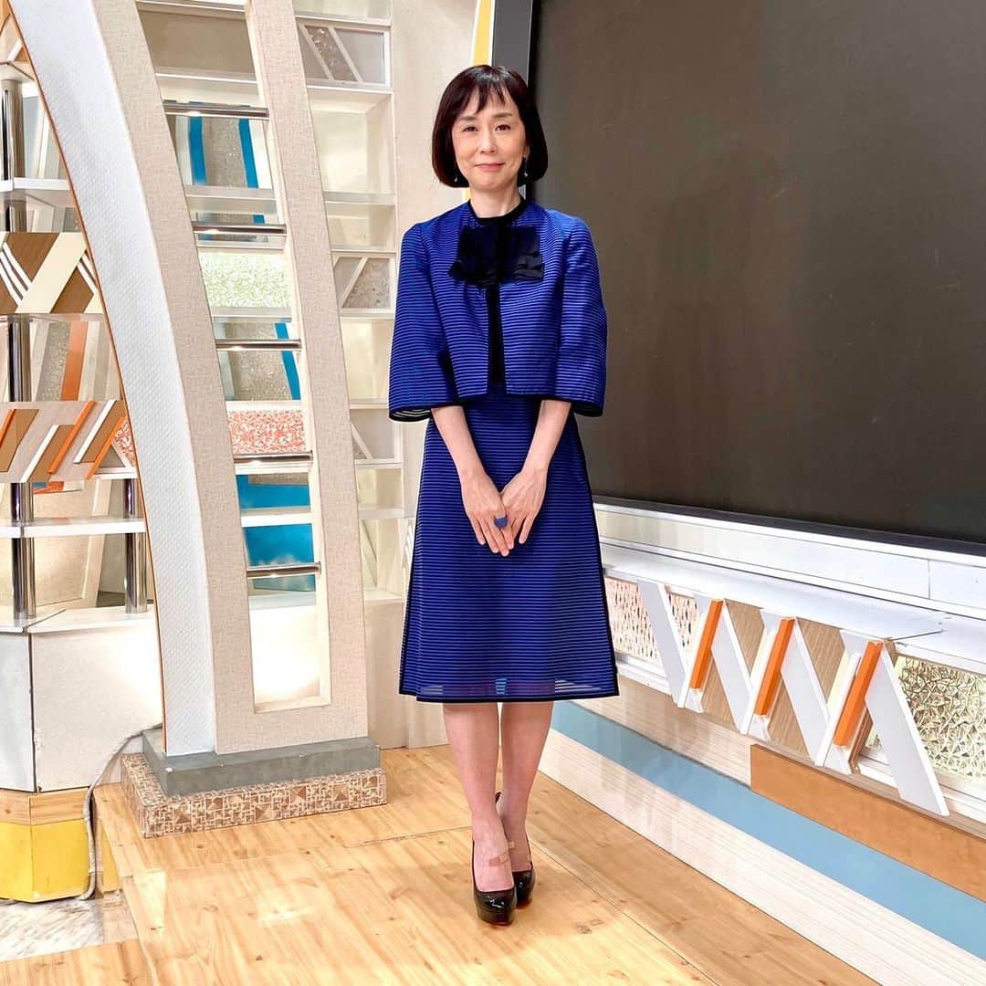 のインスタグラム：「本日も番組をご覧いただきありがとうございました🐶  大下さんの衣装です☁️ 衣装: LANVIN collection @lanvincollection アクセサリー: ABISTE @abiste_official ブルーのボーダーのワンピースが素敵です！ 今日の大下さんはブルーのボーダーのワンピースが素敵です🫐  明日もぜひご覧ください🤍  #テレビ朝日ワイドスクランブル#大下容子ワイドスクランブル#ワイドスクランブル#アナウンサー#衣装#大下容子#今日の大下さん#LANVINcollection#ABISTE#衣装協力」