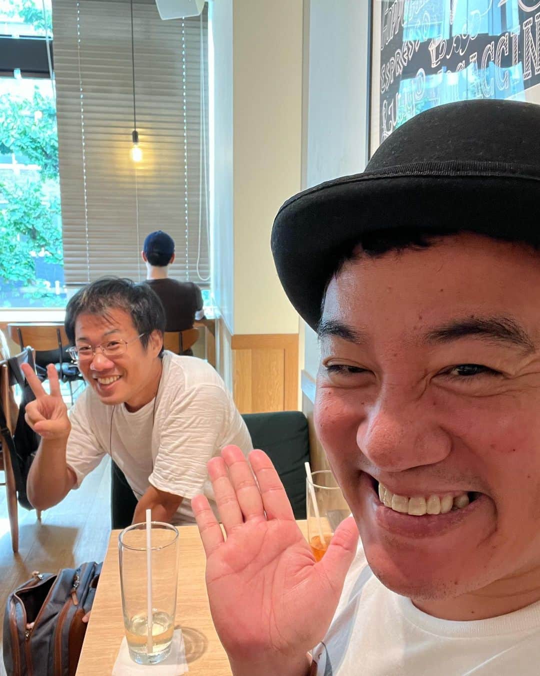 与座よしあきのインスタグラム：「今日の何でも一緒に考える、は[ブログの収益化を考える]でした！  やっべーマジなやつきたー！と思ったんですがもうとにかくありとあらゆる方向のお話をしてすっかり仲良くなってブログ収益化の話を薄める事に成功しました！  面白い人だったー！！  この方のブログも面白いよ！！  https://note.com/teruboh1949/  @sakamoto_soujun」