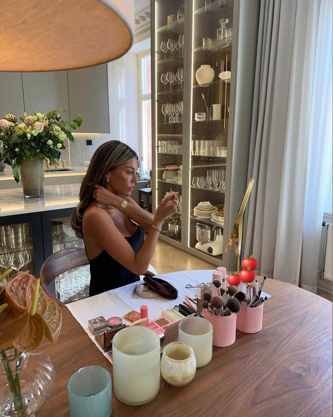 Bianca Ingrossoさんのインスタグラム写真 - (Bianca IngrossoInstagram)「Makeup station at home atm 💋 How cosy 🥰 With the morning sun shining in, a cup of ☕️ and my morning music in the background or fave podcasts 🫶🏻」9月6日 15時21分 - biancaingrosso