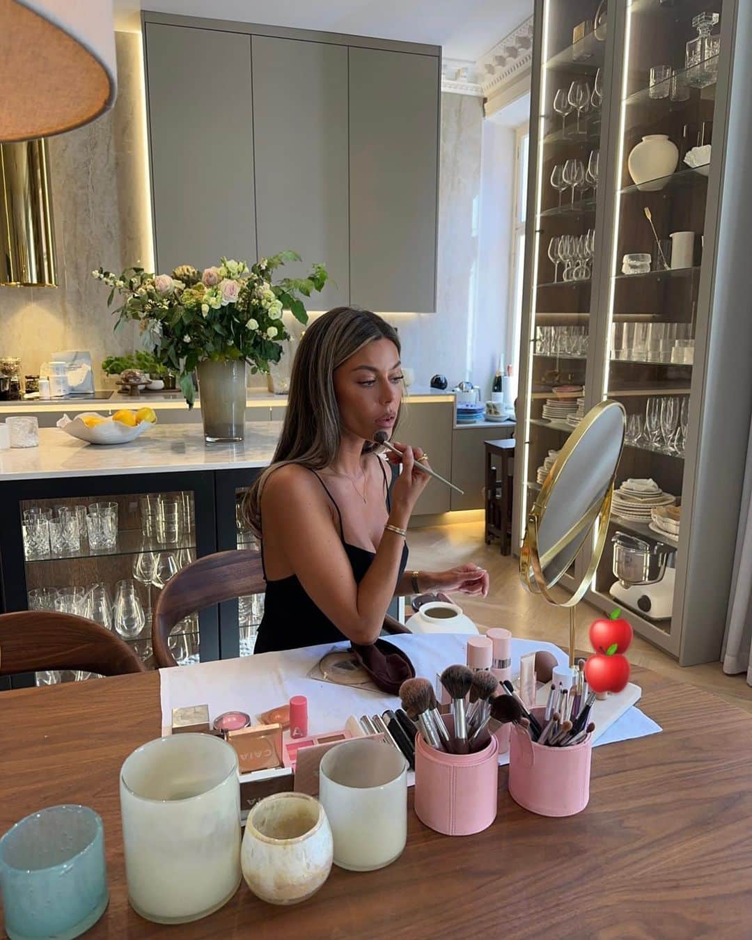 Bianca Ingrossoさんのインスタグラム写真 - (Bianca IngrossoInstagram)「Makeup station at home atm 💋 How cosy 🥰 With the morning sun shining in, a cup of ☕️ and my morning music in the background or fave podcasts 🫶🏻」9月6日 15時21分 - biancaingrosso