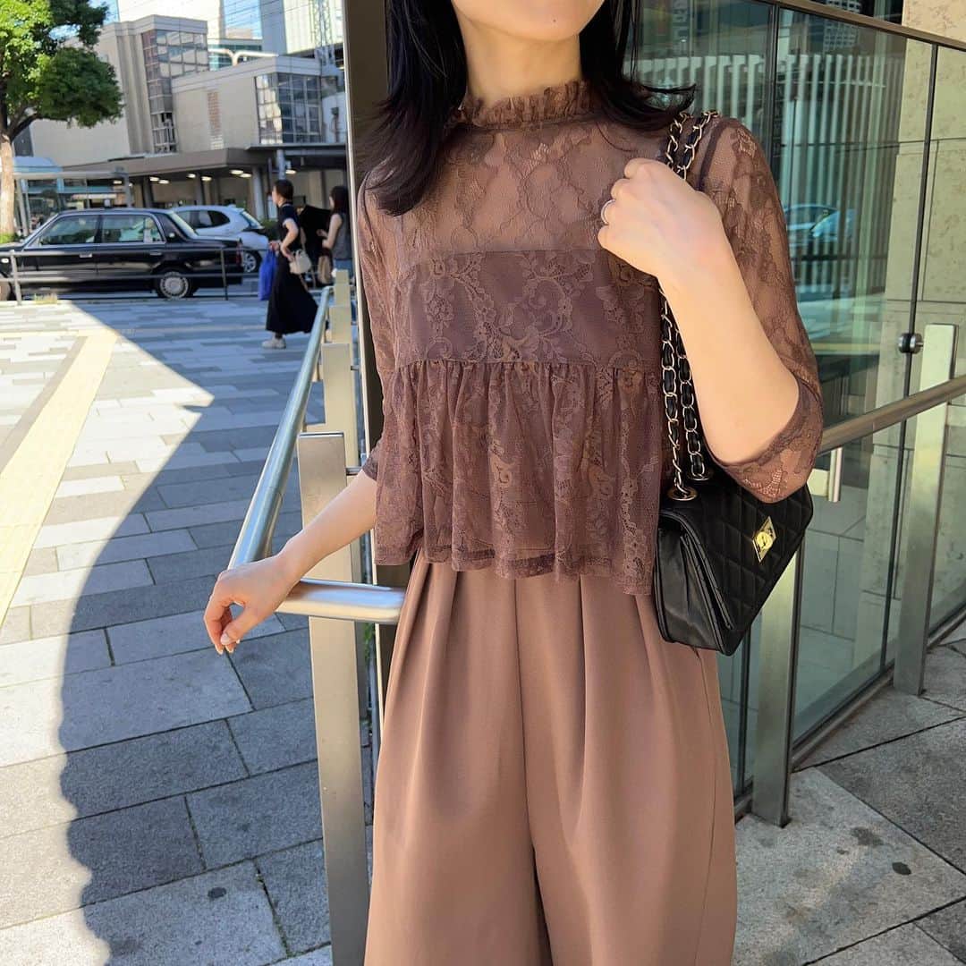 神戸レタス三宮店のインスタグラム：「. パンツ派さんにおすすめしたい オケージョンセットアップ✨🤭 オールインワンに見えて実は セパレートなので、着脱も楽々です！🙆🏻‍♀️  パンツはワイドなシルエットで、 ウエストのタックが細見えします！🧡 オケージョンシーンで使いやすいカラーで 全色可愛いので選べません！🥺💕  .  🏷️E1961：¥4,480 🏷️B1380 . ▷紹介スタッフ うっしー　159cm . . .  #kobelettuce #神戸レタス #プチプラ #プチプラコーデ #かわいい #おしゃれさんと繋がりたい#きれいめコーデ #大人かわいい #プチレタス #オケージョンドレス #ワンピースコーデ#アパレル店員#パンツドレス #ファッション#秋コーデ #レタ女 #レタジョ #三ノ宮#きれいめカジュアルコーデ」