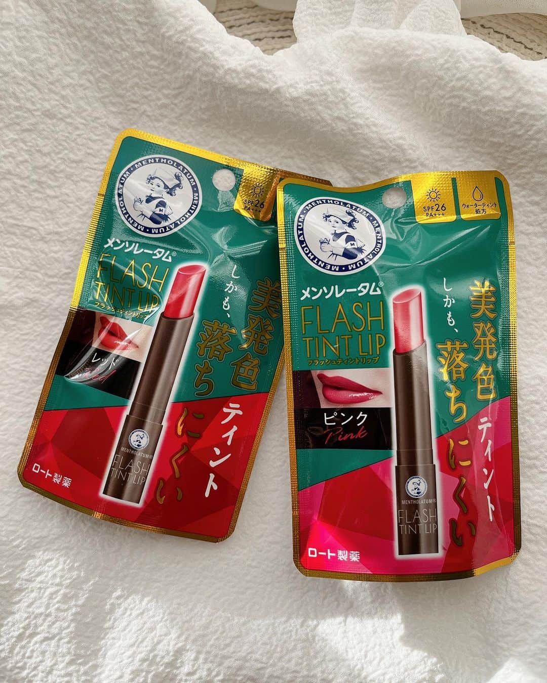 AriizumiEmaのインスタグラム：「出かける直前までは口紅💄を塗りたく無いので、いつも色付きリップをつけてメイク中の顔を生き生きさせています❣️ ケイトの色付きリップくりが終わりそうだったので、今回は新発売かな？こちらを買ってみました❤️ 赤とピンク。 ティント力はそんなにないと思うけど、色付きリップクリームは、 メイク中の顔色補正に使えます🩷  ・ #リップクリーム#ティントインバーム #メンソレータム #メンソレータムリップ」