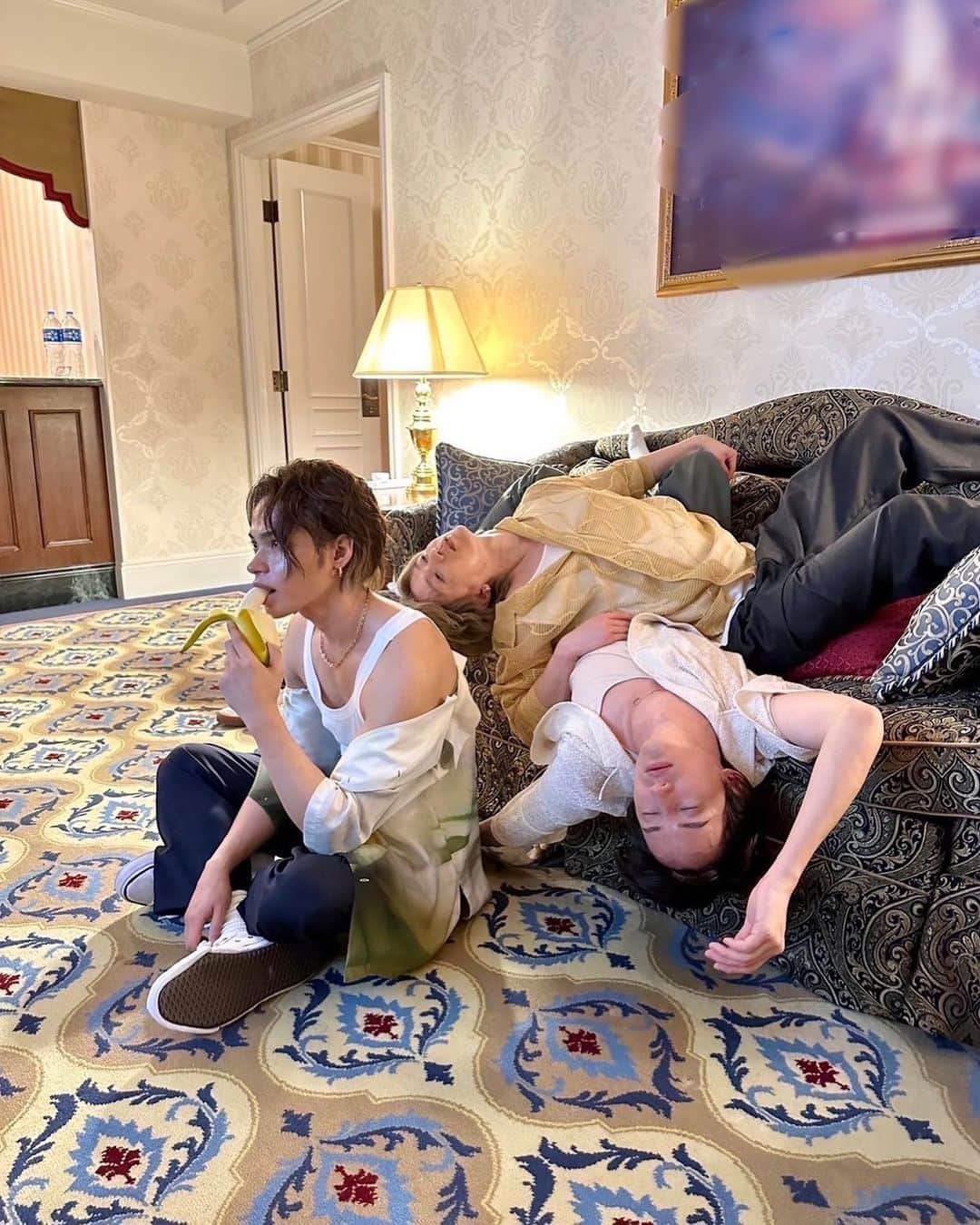 上田竜也のインスタグラム：「うーん  一晩 調理法部屋で考えたけど 部屋に迷惑かかりそうだし  もう放置して テレビ見ることにした。  #最近倒すと #みんな #ありがとうございます！ #ってお礼言ってくるの #なぁぜなぁぜ？ #ディズニーランドホテル #Disneylandhotel #ジャニーズの後始末」