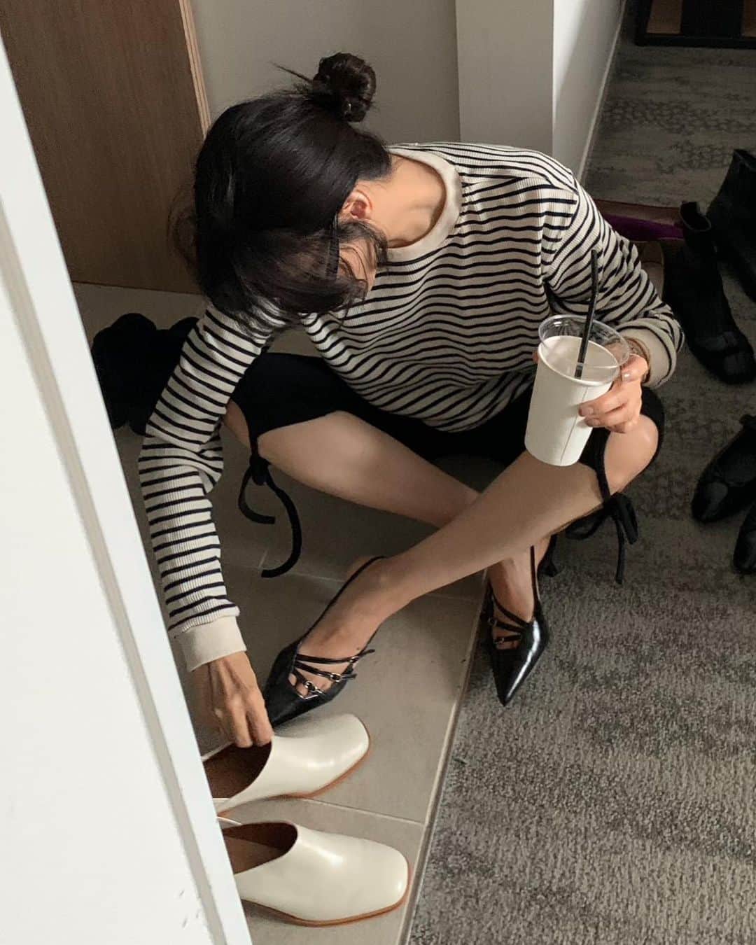 nanaのインスタグラム：「어제 착용샷 업뎃을 손목이 너무 시려 미루고, 막걸리 한잔 마시고 라이브 몇분했는데… 오늘 품절되서 세상 너무 감동 받았뜹니다 왜, 몸이 낡아가는걸 느끼면 서럽잖수. 그러다 막걸리 엎어 목걸이도 못차고 켜기 5분전에 풍풍 울고 난리였는데 인생사 또 이리 기분 좋아  헤벌쭉 하고 있둡니다🥹」