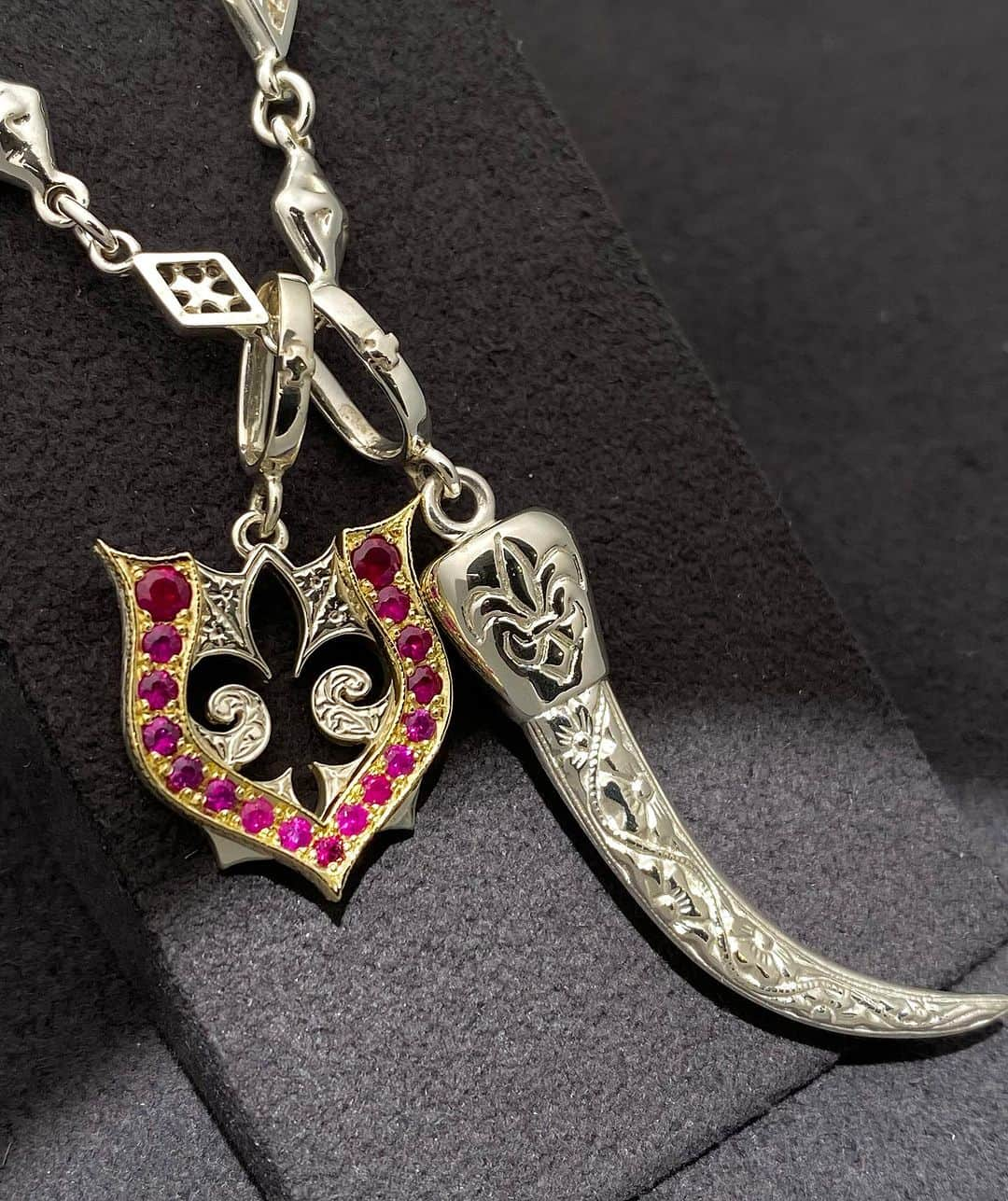 LoreeRodkin 銀座店さんのインスタグラム写真 - (LoreeRodkin 銀座店Instagram)「・ "SMALL ENGRAVED CLEW PENDANT" "NATIVE HORSESHOE"  #loreerodkin#ローリーロドキン#ホースシュー#ユリ#クロー#シルバーチェーン#チェーンネックレス」9月6日 15時46分 - loreerodkin_tokyo