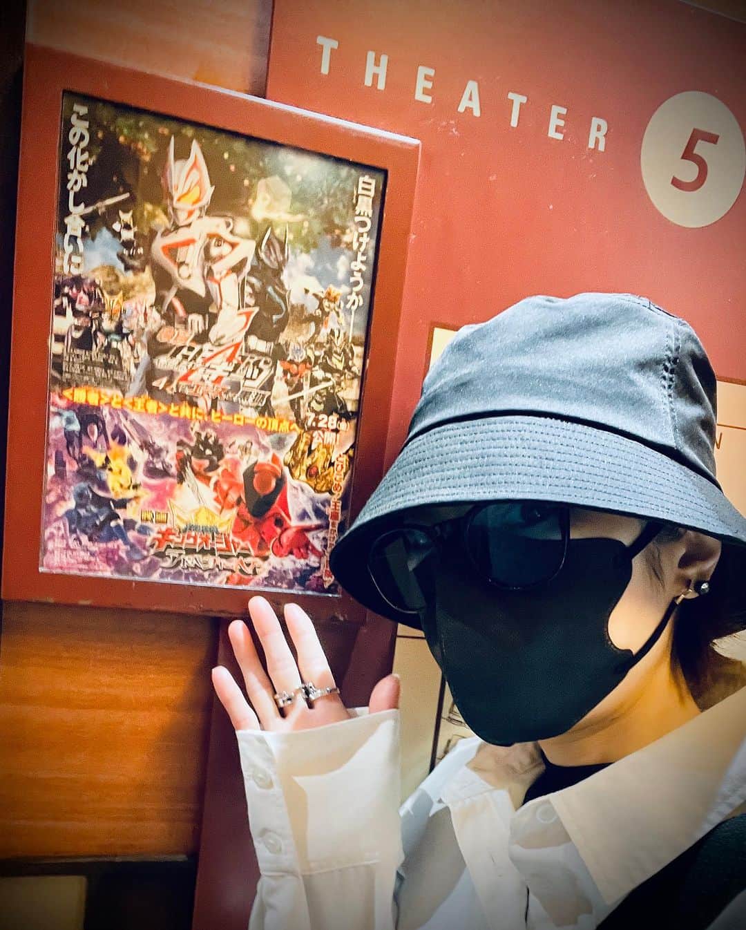 ナノさんのインスタグラム写真 - (ナノInstagram)「Went to see the King Ohger movie today (Sentai series)👑🎥  My song "INFERNO" blasting from the screen at the climax...  Such an amazing, unbelievable, magical experience.🔥  I am so grateful to be a part of such an incredible series. I hope you enjoy the song, because it is so special to me.  Rock on!!🤟」9月6日 15時45分 - nanonano_me