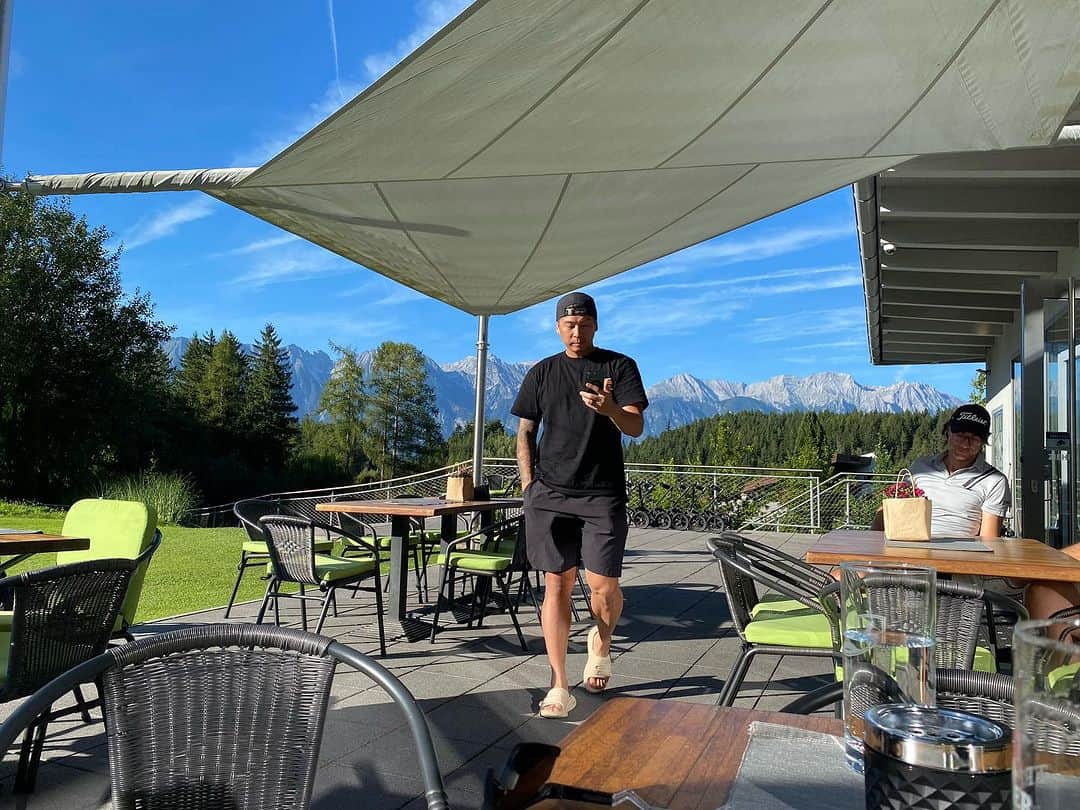 佐々木明のインスタグラム：「Tirol,Austria 🇦🇹  ーーーーーーーーーーーーーーーーーーーーーーーーーーーーー  何回来てもいいところだなって思ってます。  初めて合宿で訪れた16歳の時は ポストオフィスに行ってコレクトコールとかKDDIの国際テレホンカードとかFAXに手紙に。そしてインターネットがで始めるとAOLかatt globalのプロバイダに入ってからめちゃくちゃ性能低いパソコンとアナログ回線との間にモデムチェッカー挟んでテレカプラーでネット接続してみたり色々試行錯誤だったり、 結構アジア人貶されて人種差別ってこういうこと？ってくらい馬鹿にされることも平気であって日本に帰りたいってなってましたが、やっぱり結果を出し始めるとそれは変わってきて 気がつけばいいところじゃーんってなってる不思議な時間が流れています。  旅行でも合宿でも住むでも とてもいいところだと思います。  自然と都市と歴史と開発 上手く融合しています。 地震がないと言うのも歴史的建造物の 保存に日本よりはるかに有利な点がありますけど それにしたって中世の城やら石畳やらの保存状態が 素晴らしい。  オーストリアで長い事やっていた先人の日本人のみんなのおかげで、快適なオーストリアでの滞在があると思います。 有難う  ーーーーーーーーーーーーーーーーーーーーーーーーーーーーー」