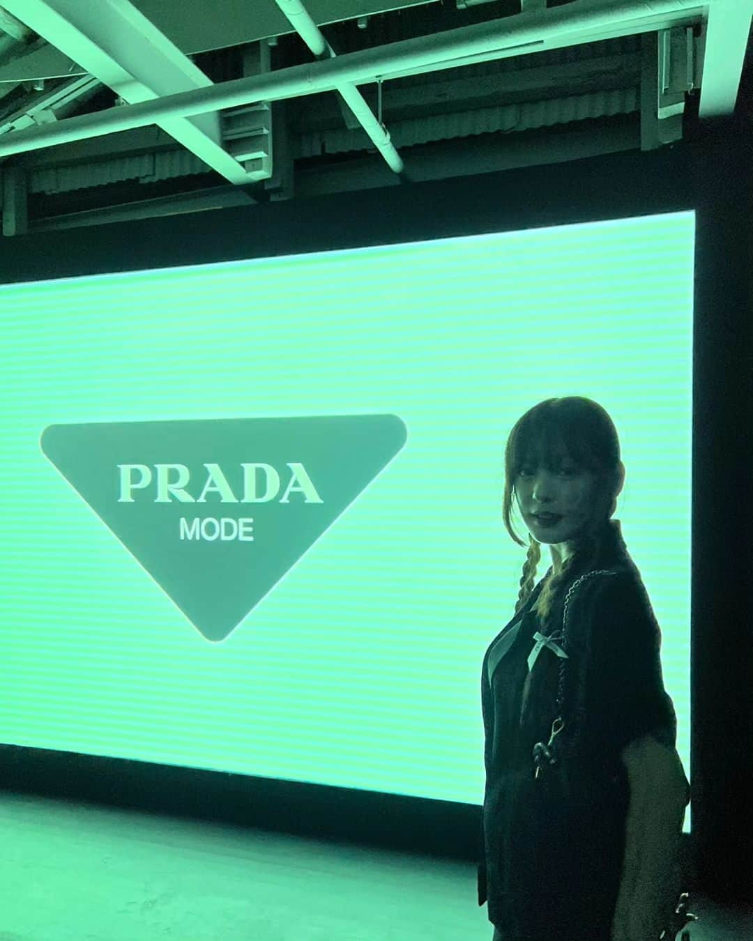永井麻央のインスタグラム：「. 어제 #프라다모드 에 놀러갔습니다💚 좋은 음악이랑 예쁜 전시회도 같이 즐길수있어서 프라다의 세계관이 너무 잘느껴졌어요..🥹 감사합니다💕  . #프라다모드서울 #프라다 #PRADA . 리본 귀엽죠?ㅎㅎ🎀」