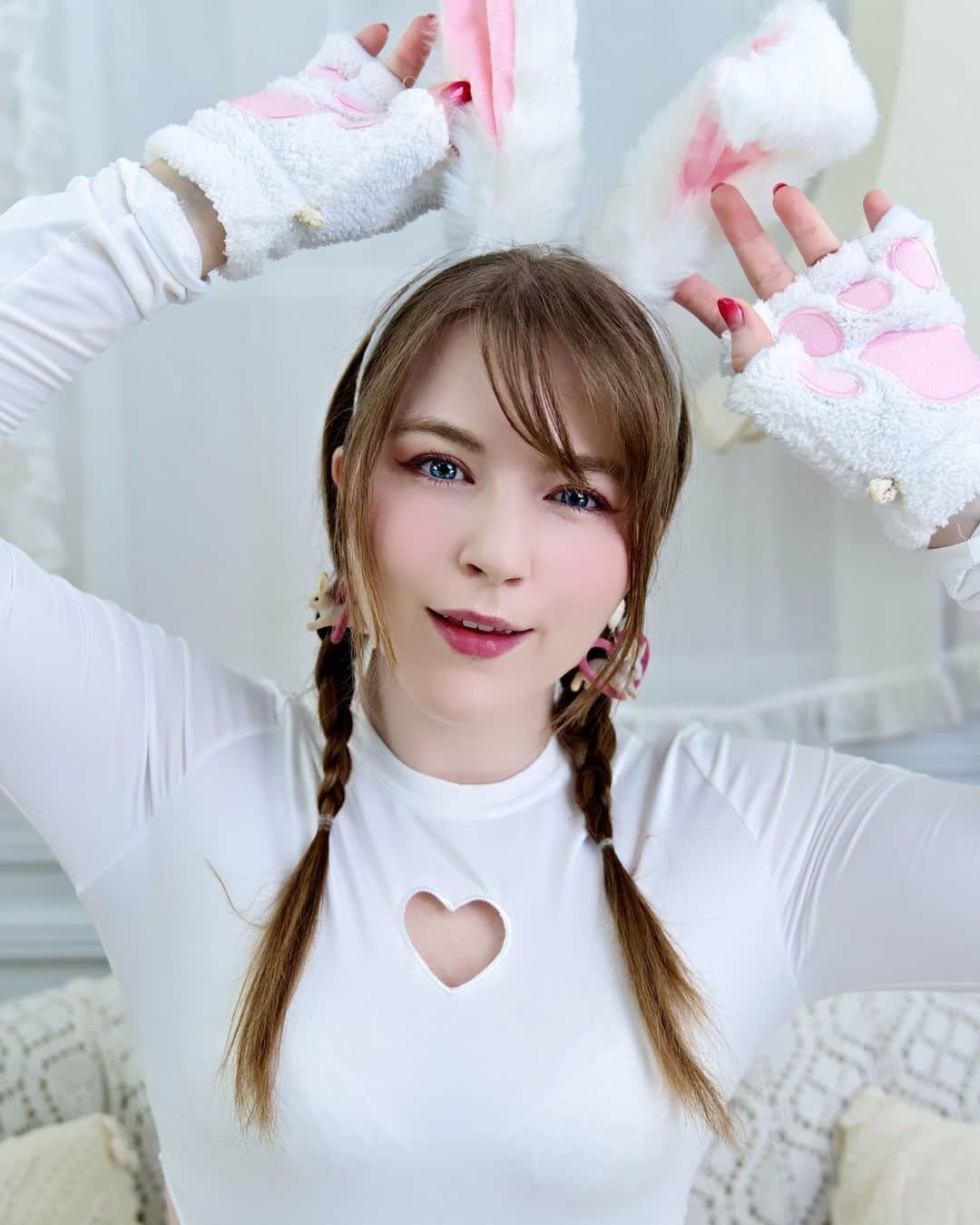ジューン・ラブジョイのインスタグラム：「🐇 All you need is love. Love, and a sexy rabbit 🐰⠀ ⠀ 📸 @takahiro_ch ⠀ ⠀ #model #cute #bunny #rabbit #actress #heart #japan #japon⠀」