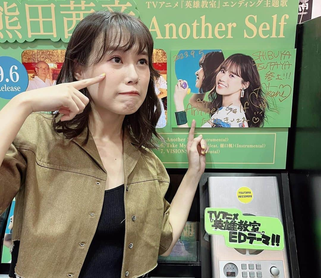 熊田茜音さんのインスタグラム写真 - (熊田茜音Instagram)「SHIBUYA TSUTAYAさんに行ってきました〜！✨ 足跡いっぱい！残してきたよ！🐾 Anotherのスペルをミスりくまさんが誕生しました🧸🎂笑 ぜひ見に行ってね〜💕 1Ｆに展示していただいてます🥹✨」9月6日 15時41分 - kumadakane_official