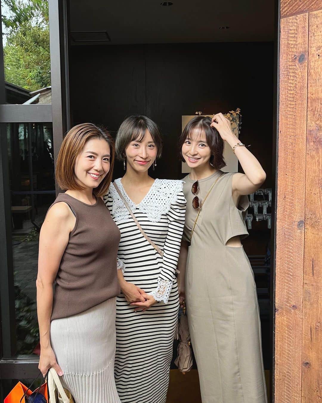 篠田麻里子のインスタグラム：「朝から元気な女子の朝活😆 皆んなそれぞれ🚲Schoolに送って急いで集まって急いで喋って解散、、体力あるね🫰  今後やりたいお仕事の話とか夢とか皆んなでワクワクする会☺️  @yuko33nogami  @seara_chance  ともさんと  せあらちゃんは本当に自分の意思を持って発信して尊敬するし、かっこいい✨ 周りがどうとかではなく、自分はどうしたいか、が大切😍  Going My Way☝️  最近楽し過ぎる。  そしてネタなのかナッツの試食で事件を起こすところもめっちゃ好きです笑  そしてまた迎えに爆速🚲💨充実してて何よりw  ONE PIECE @lecielbleu_official   #マリ活」