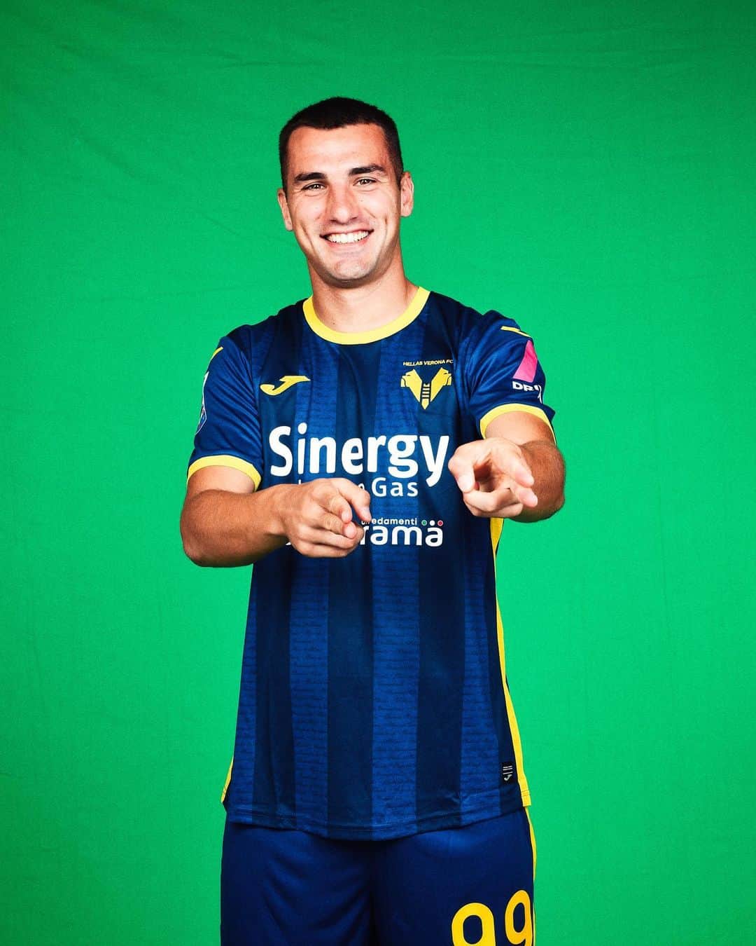 フェデリコ・ボナッツォーリのインスタグラム：「Giallo + Blu = 💛💙」