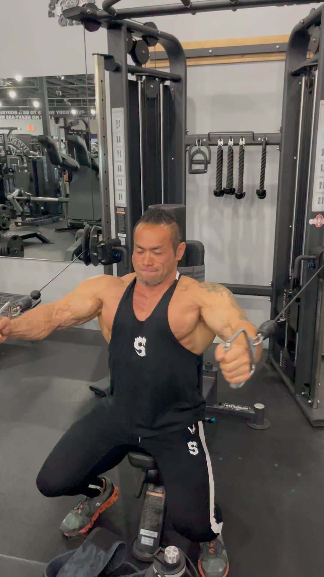 のインスタグラム：「Seated cable chest fly.   New‼️40歳からの筋トレ教科書👇 hidetada-yamagishi.shop  筋肉増強・体脂肪燃焼のためのサプリメント。ギャスパリ、イヴォジェンシェイカープレゼント中👇 bodicafe.com  オンライン指導(オンライン弟子) メールにてお問い合わせください👇 hideproductions@gmail.com  Gym @powerhousegymlasvegas   My workout team @drdoomoffroad  @iriskyle  @pedro12aguilar  Thank you my sponsors @americanmalewellness  @gaspari  @urbanicebotanicals  @evolgear  @on.japan  @lasvegasmuscleworks  @stimiron.jp @cardilloweightbelts @warriorsgym10042」