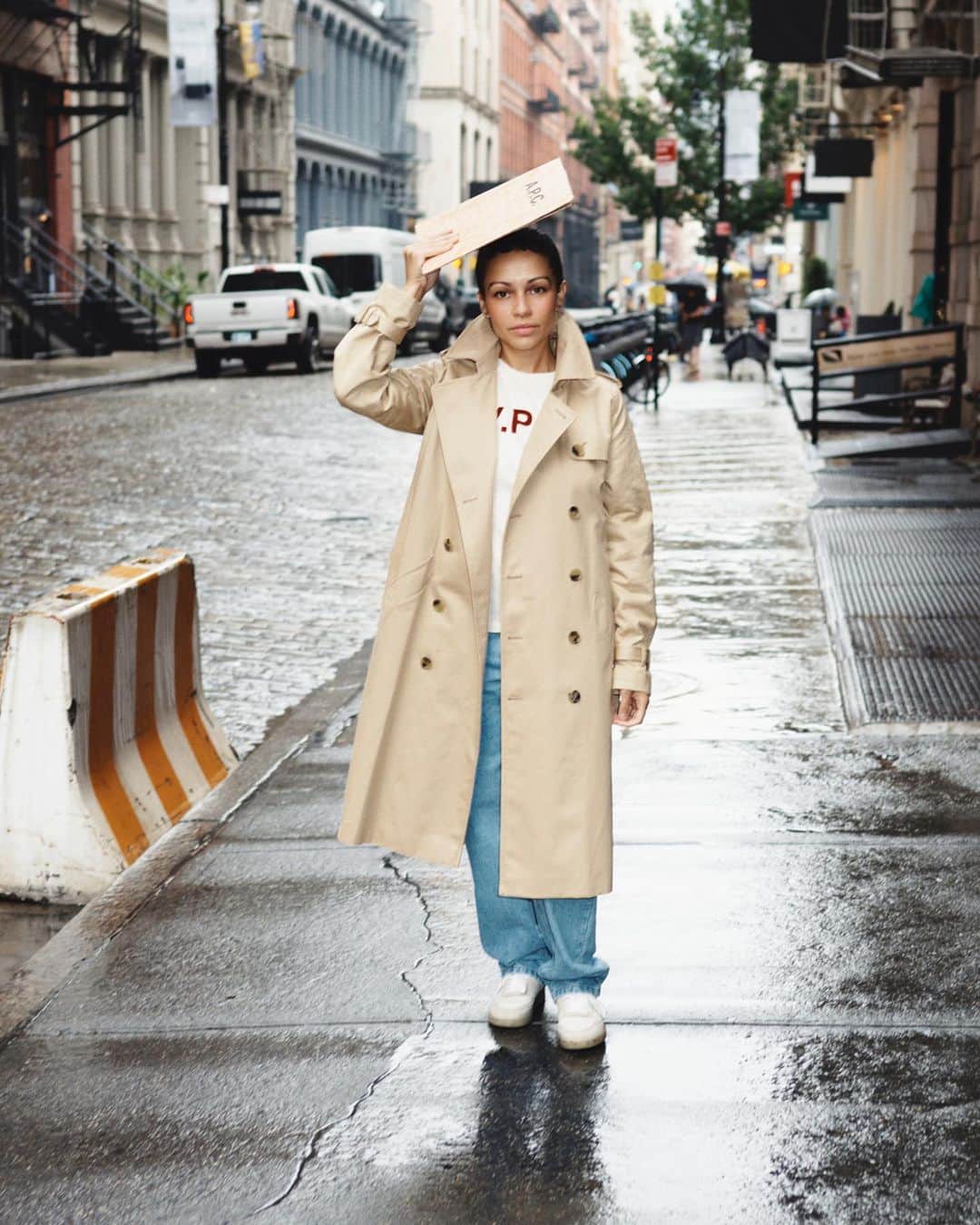 のインスタグラム：「Even with all the talk of quiet luxury, no brand has set itself apart quite like @apc_paris.   With 30 years of established legacy, the French clothing atelier debuts a celebratory collection as an homage to the brand’s storied heritage in the heart of SoHo. Featuring select pieces from the brand’s fall and pre-fall collections, the unique capsule draws inspiration from the brand’s chic and casual aesthetic of the 90s, a period in which the luxury essentials label solidified its distinguished ethos.   📸: @jleveritt   Click the link in bio to learn more.」