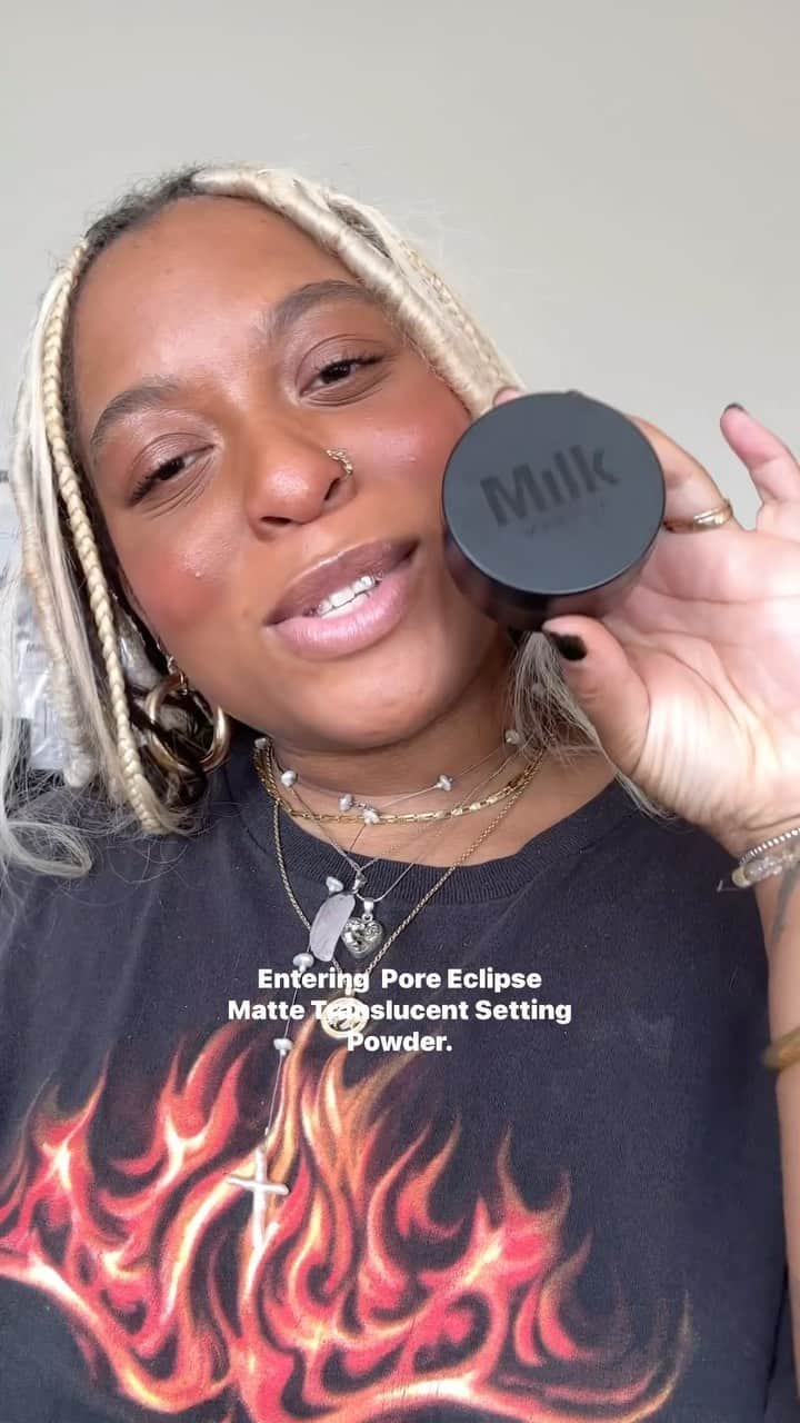 Milk Makeupのインスタグラム：「Say ✌️ to cakey makeup. Our new Pore Eclipse Matte Translucent Setting Powder is super finely milled, so it feels silky on and blends seamlessly with no creasing, caking, or flashback ✨  Shop it online NOW at milkmakeup.com and sephora.com and in stores @sephora stores on 9.7 🛒」