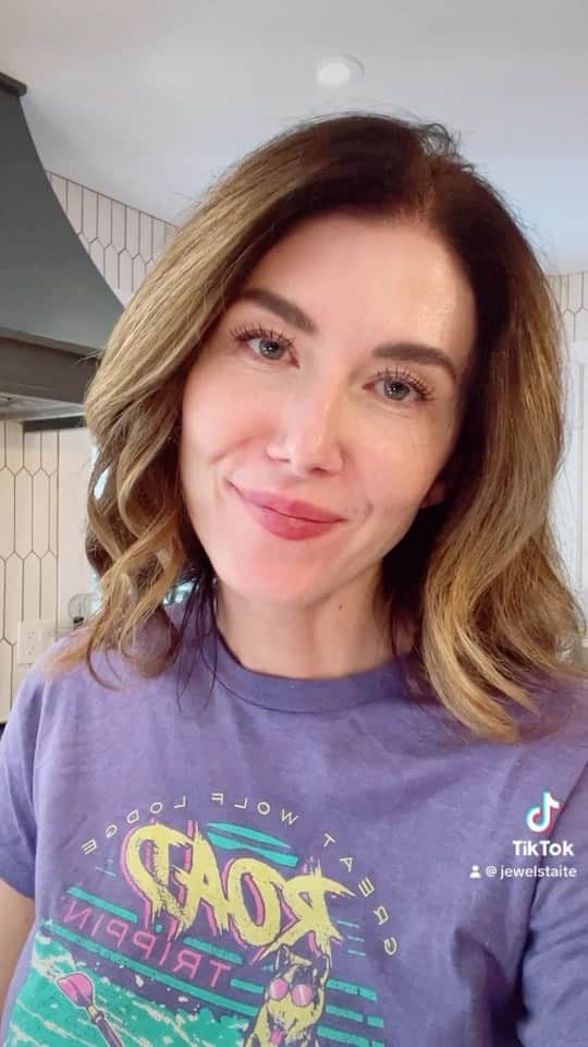 のインスタグラム：「Disclaimer: filmed pre cold spell and pre movie shoot but I have five seconds of downtime and you guys were really bugging me at dragon con for more amateur kitchen, so feast thine eyes, babes: just for you. Chicken Caesar salad, my way. And before you come at me, BBQing is Canadian for grilling.  #amateurkitchen」