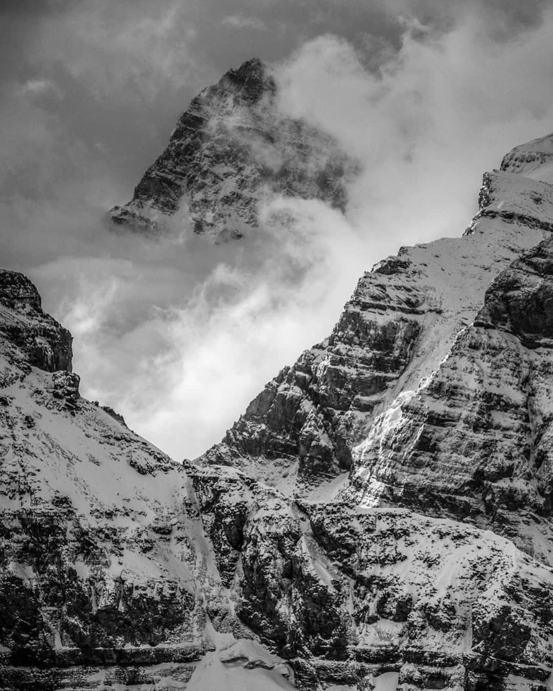 ジミー・チンのインスタグラム：「Light and shadow at play in the Canadian Rockies, Alberta.」