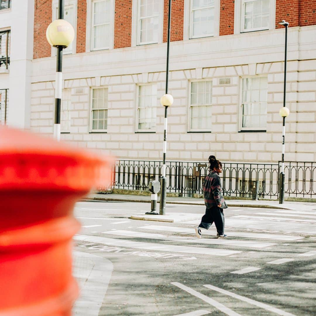 Johnstonsのインスタグラム：「Our Kindred Spirit @garconjon photographed stylist @ayishat_akanbi in our Wool Blend Checked Shirt Jacket in Mayfair, London. ⁣ ⁣  ⁣ ⁣ ⁣ ⁣ ⁣ ⁣ ⁣ #JohnstonsOfElgin #GarçonStyle #KindredSpirits #ShirtJacket」