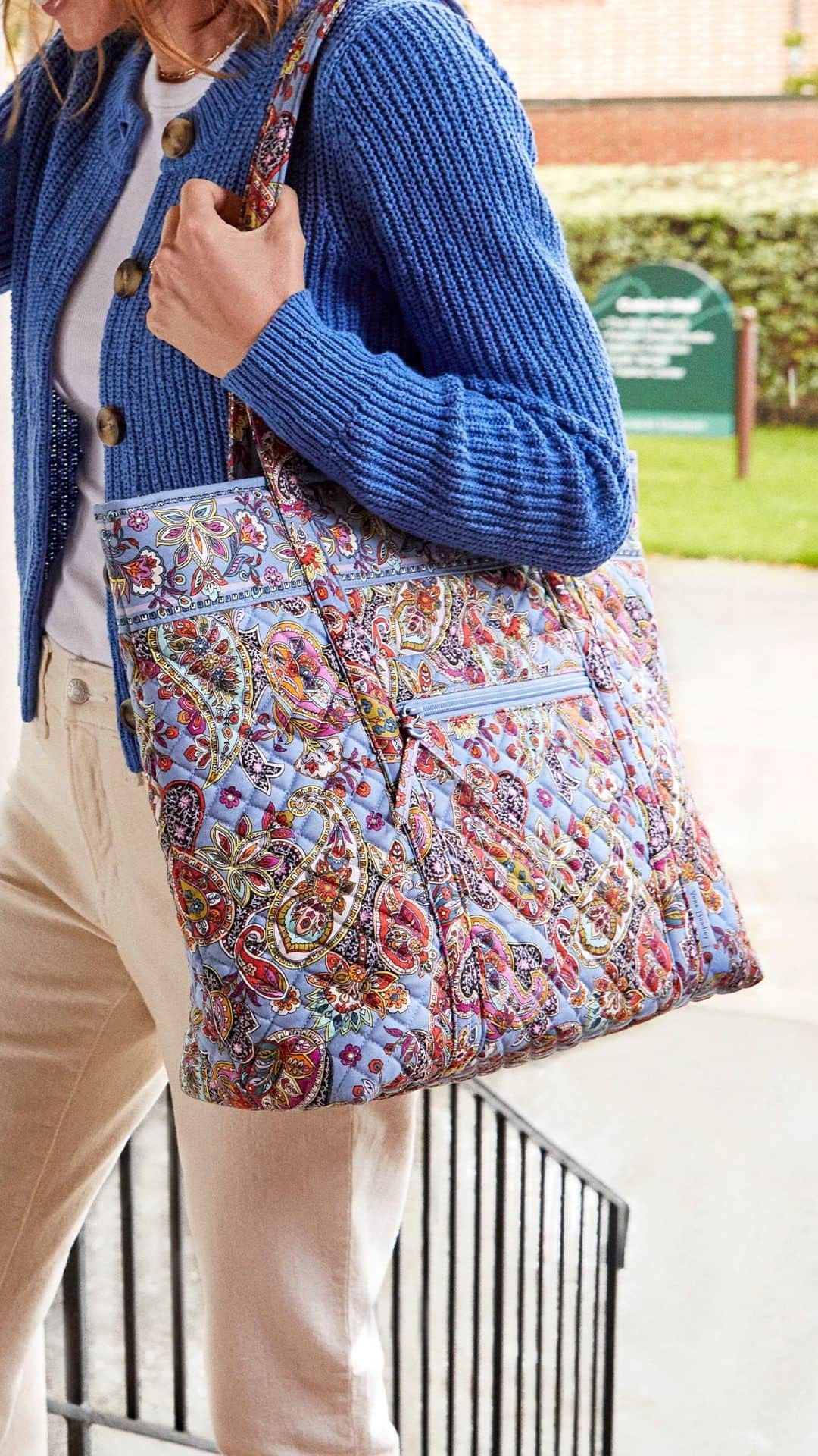 ヴェラブラッドリーのインスタグラム：「🫶 Teachers, you've got this in the bag! Thank you for all you do! 🤗📚  #VeraTote #teacherappreciation #backtoschool #QuiltedCotton #schoolbag」