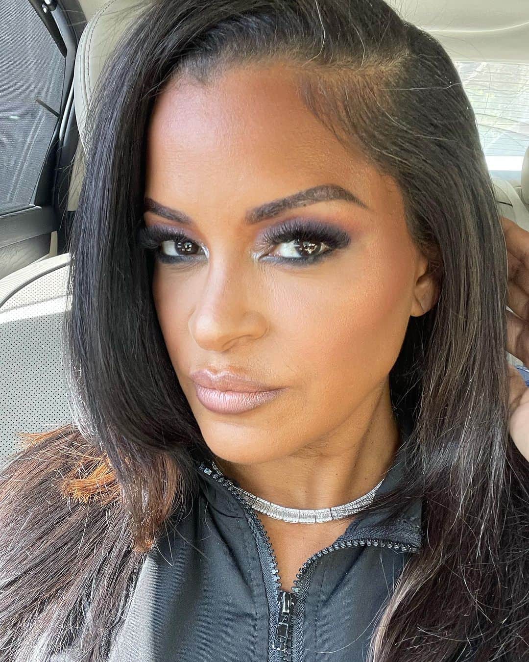 のインスタグラム：「No filter needed when your make up artist is the business! Thanks @jobellaluv for always bringing out my best face!! 💙💙💙💙 And yes I’m keeping my grays cause I’ve earned them and they all represent stories!! And some damn good ones!! 😎😎😎😇🤐」