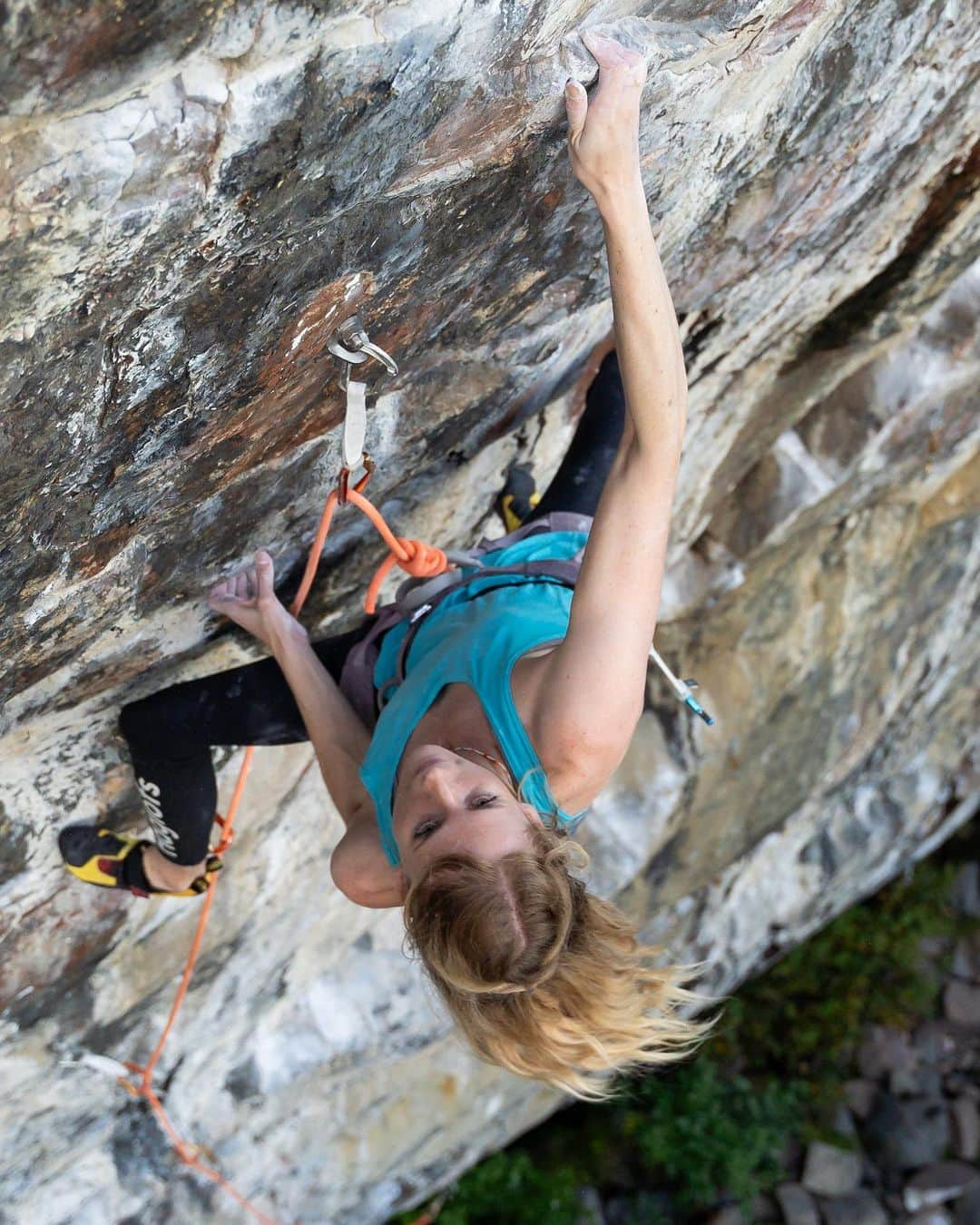 マチルダ・セーデルルンドのインスタグラム：「What a dramatic evening 🫣 Yesterday I felt really good climbing and was close to sending my project - but fell and took a massive whipper and slammed into the wall 😬 It was pretty scary and I got a little beaten up so decided to rest today. Hoping I will feel good on the wall tomorrow 💛💪  📸 @thefreddymountain   #climbing #rockclimbing #klättring #luleå」