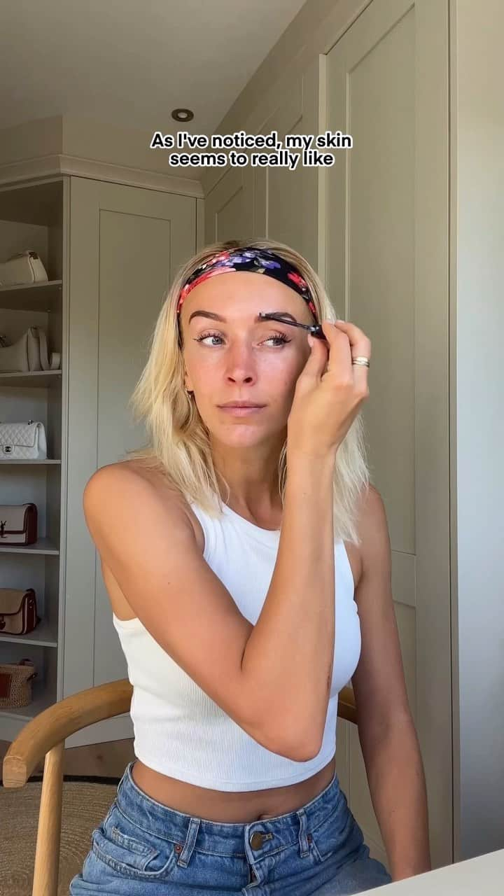 Zanna Van Dijkのインスタグラム：「Wedding skin coming right up 💁🏼‍♀️  Ad Here’s what I’m doing to prep my skin ahead of the big day. I know our wedding is over a year away guys but skin is a long game 👌🏼   1️⃣ Nailing a simple & consistent daily skincare routine. I swear by my personalised @skinandmehq Daily Doser which I use in the evening. My formulation focuses on reducing redness, pigmentation & congestion.  2️⃣ Being hydrated AF. I’ve almost doubled my daily water intake and let me tell you, my skin is thanking me.  3️⃣ Applying daily sunscreen. I use the @skinandmehq SPF 50 to reduce the risk of scaring, pigmentation & sun damage.  4️⃣ Having more bare skin days. Giving makeup a miss seems to do my skin a world of good, so I’m going barefaced more often!   Don’t forget you can use my code ZANNA09 to get your first @skinandmehq Daily Doser for £4.99 - an absolute bargain 💛 #weddingskin #weddingskincare」