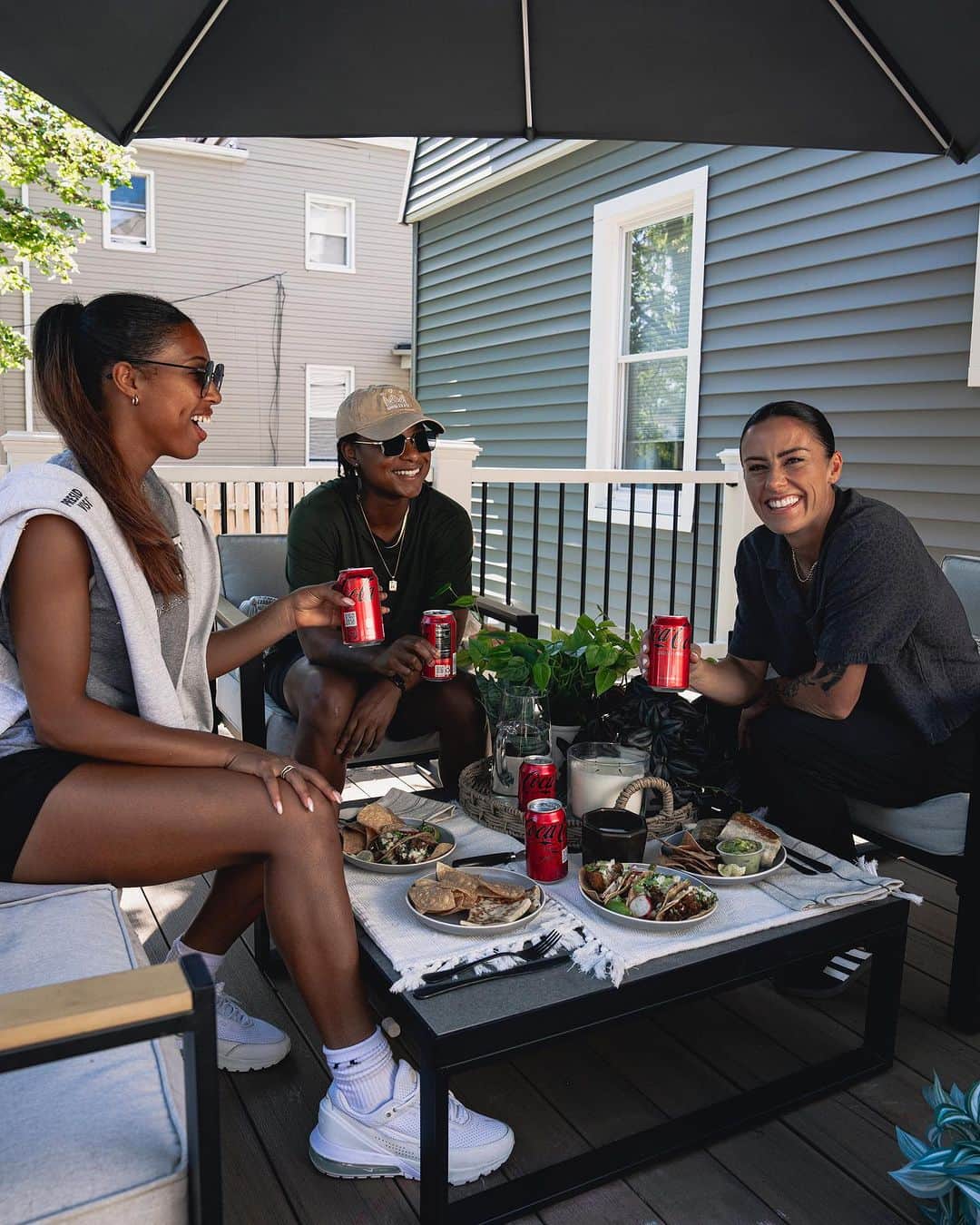 アリ・クリーガーのインスタグラム：「There is nothing better than an evening with my girls, tacos, and an ice-cold @cocacola! #recipeformagic #cokepartner」
