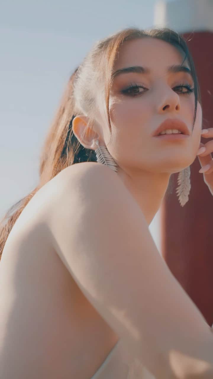 Ozge Gurelのインスタグラム：「🤍✨」
