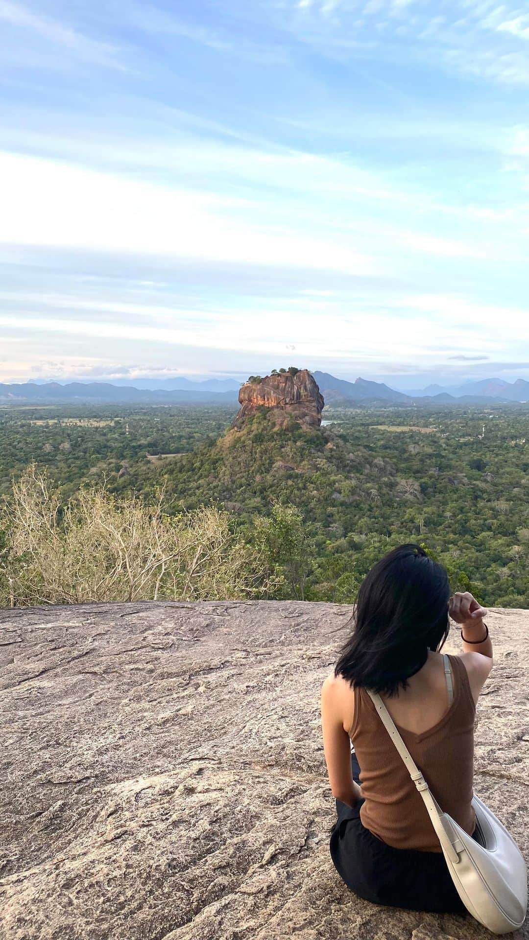 蒼あんなのインスタグラム：「. Sri Lanka Trip🇱🇰🐘🌿  本当に人がとにかく優しい国でとっても あったかい気持ちになった🥹💓  驚いたのはほぼ全員電話以外で携帯見てないこと。 そういう意味で先進国とは違うデジタル化されてない生活が、 どこかレトロで懐かしくて自然とのんびりとした気持ちになった気がする。 (旅程はスーパーハードだったけど🥹)  ご飯も毎日カレー大丈夫かなって思ってたけど全然重くないし、 スリランカ料理は味わい深いお料理が多かった！🤤 紅茶の生産地だけあって、台湾とは違うお茶の楽しみ方も知れて家でも真似するんだ☺️🫖  台湾と同じくらいのサイズのこの国は、 同じ島国のどこか台湾と似てるところがある、人間味のある国だなって感じた。  また絶対行きたいなって思える いっぱい魅力の詰まった素敵な国だった🥰✨  #スリランカ #カレー #象 #ペラハラ祭り #女子旅 #アーユルヴェーダ #双子 #srilanka #srilankatravel #perahara #travel #ayurveda #twins」