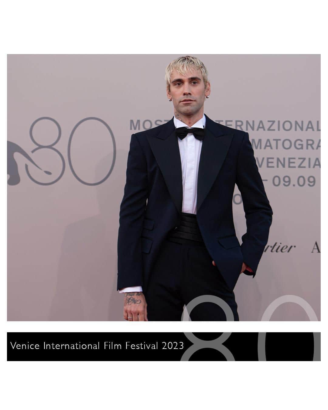 ダミアーニのインスタグラム：「@mrrainofficial on the red carpet of the 80th edition of the Venice International Film Festival. The artist looks very stylish in his classic black suit made bolder with the white gold and diamonds rings and earrings from the Damiani Belle Époque Reel.  #DamianiBelleEpoqueReel #Damiani #Handmade #MadeinItaly #Venezia80 #FestivaldelCinemadiVenezia #MostradelCinemadiVenezia #VeneziaFilmFestival」