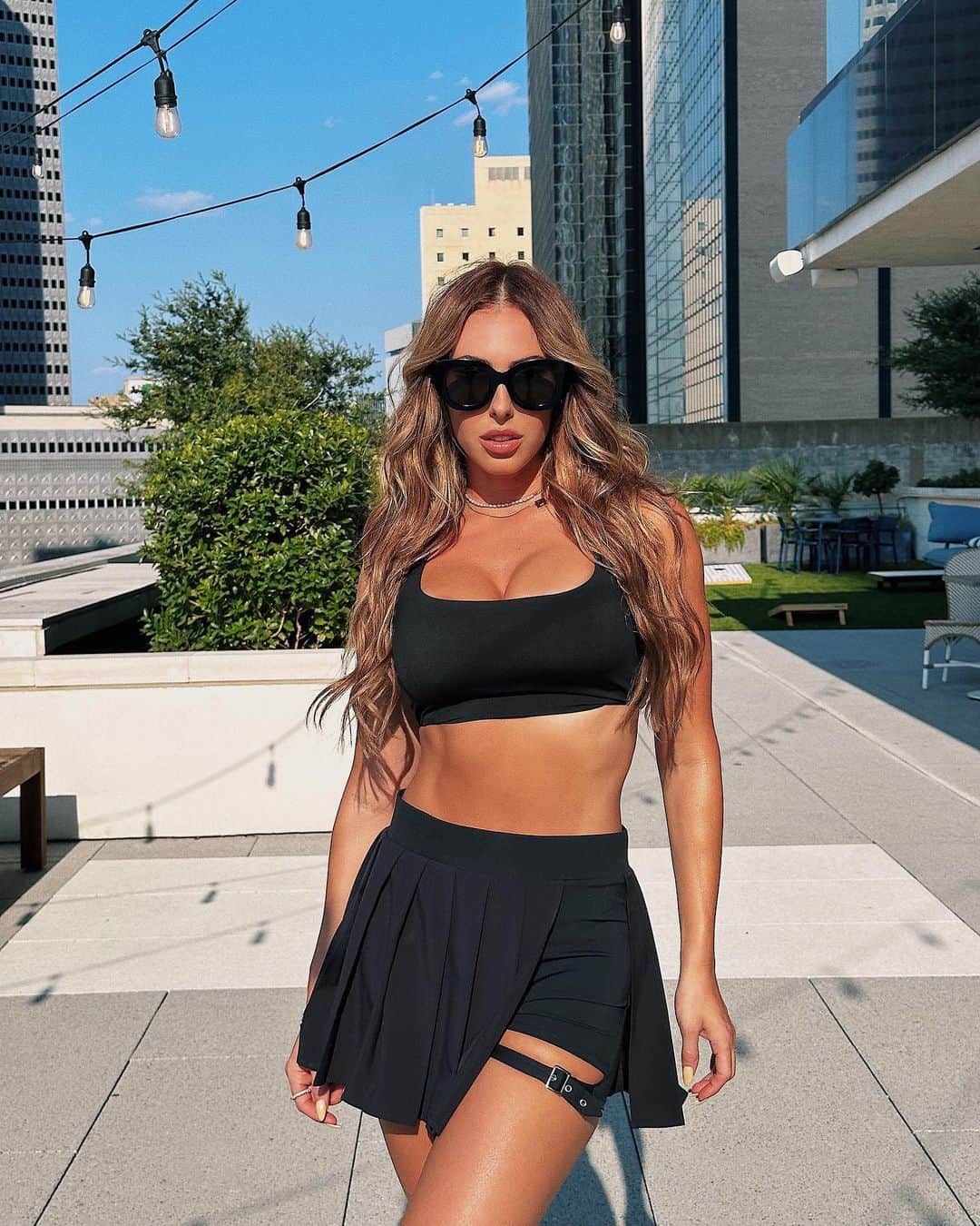 のインスタグラム：「Vibes are high 🖤 . @halara_official  . Use code hopbebeel for 15% : off link is in bio 🖤 #halaraskirt #halara #ad」