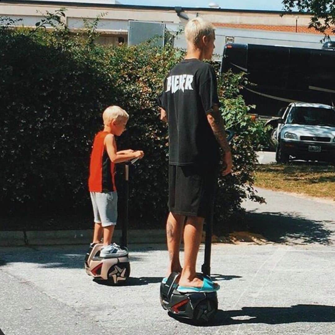 ジャスティン・ビーバーのインスタグラム：「GONNA MAKE YOU ALL FEEL OLD MY FAVORITE LITTLE MAN IN THE WORLD IS GOING INTO HIGH SCHOOL TODAY. SO PROUD OF YOU, SO LUCKY TO BE YOUR BIG BROTHER. MISS YOU SO MUCH」