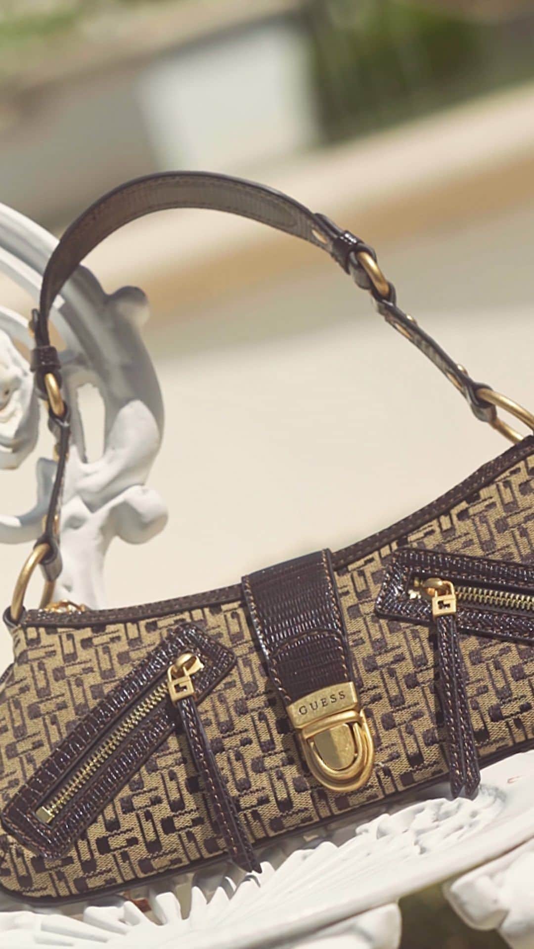 ゲスのインスタグラム：「Vintage-inspired to create a feeling of ‘90s nostalgia. Meet the Belle Vintage Top Zip Shoulder Bag. #GUESSHandbags」
