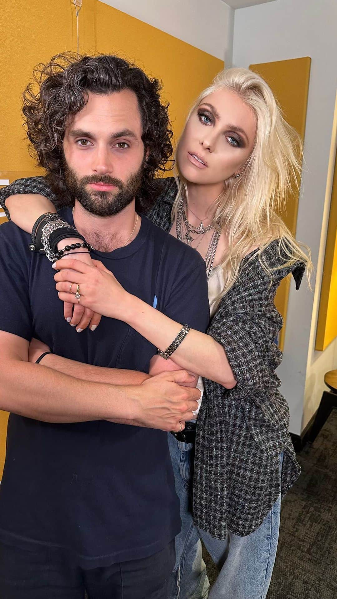 テイラー・モンセンのインスタグラム：「Repost from @podcrushed • Our episode with @taylormomsen is out now!!! Recorded pre SAG-AFTRA strike, it’s a special one because Taylor & Penn hadn’t seen each other in over 10 years! Go listen anywhere you get your podcasts 🎧  #podcrushed #taylormomsen #pennbadgley #theprettyreckless」