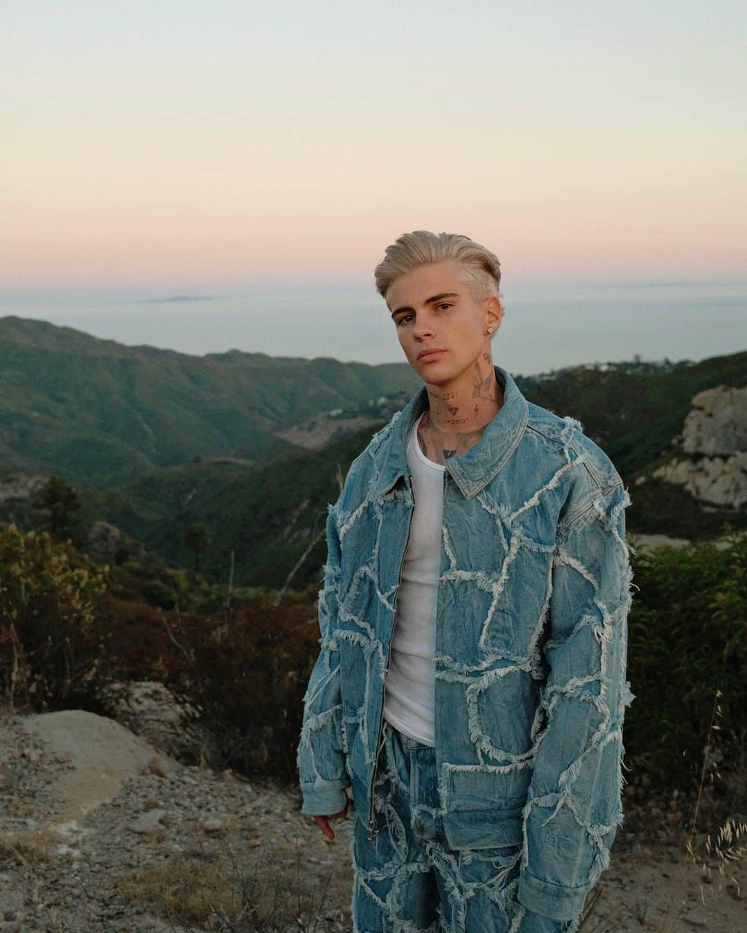 のインスタグラム：「PLAYA DE ARO disponible este viernes!!!! 🌊 Mi tema favorito hasta el momentooooo. 🙏🏻🔥🔥🔥🔥」