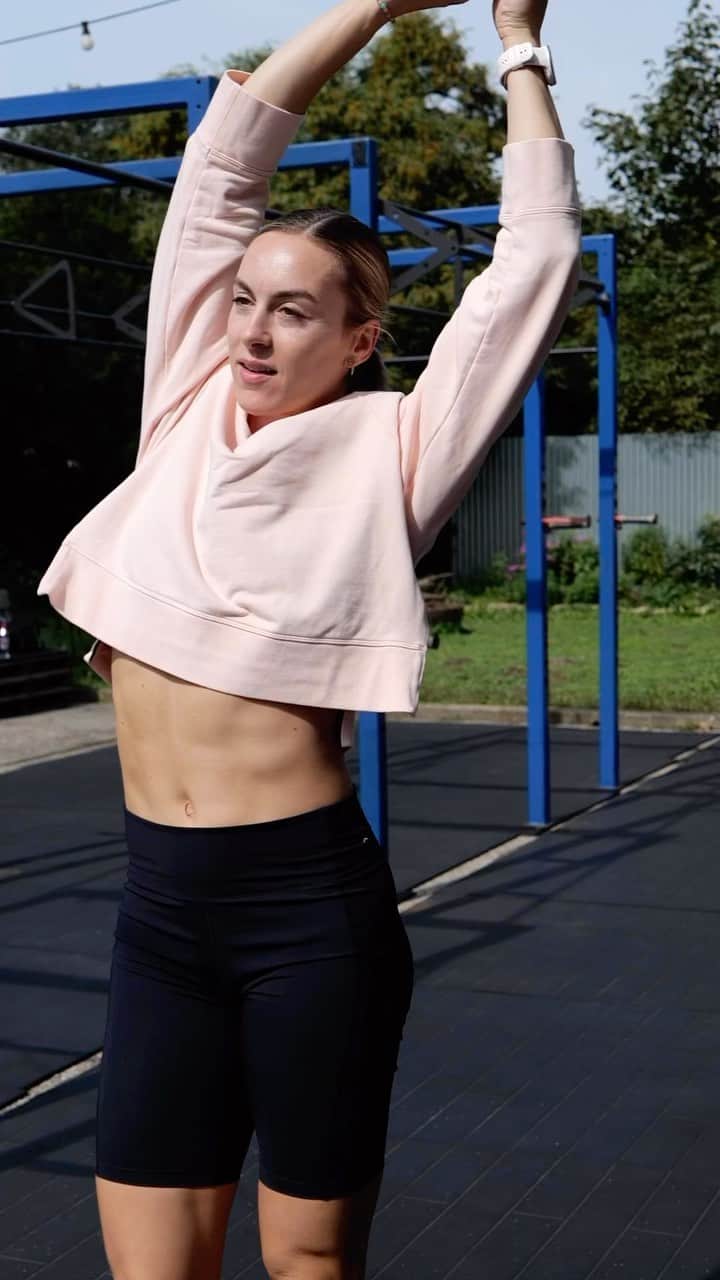 アレクサンドラ・ブルクハルトのインスタグラム：「Juicy Workout - Fruity Waters!  Abwechslung gibt’s nicht nur im Training sondern auch in der Flasche :-) Das Ivorell Fruity Water Kirsche ist mit 100% natürlichen Aromen, ganz leichter Kohlensäure und zero Kalorien das ideale Sommergetränk beim Sport!」