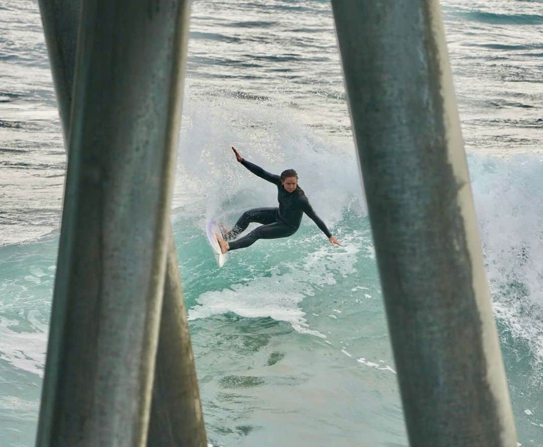 コートニー・コンローグのインスタグラム：「Nice to have some swell pushing! Here’s a Fun pier perspective 📷 @vicentefs」