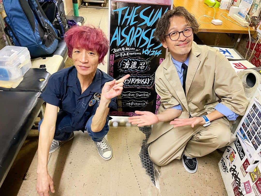 渡邊忍のインスタグラム：「THE SUN ALSO RISES vol.214 in 横浜F.A.D with ひとりTOMOVSKY ゴキゲン極まりない水曜日の夜をありがとうございました🤪💫 そしてトモ兄さんのライヴがとっても素晴らしかった！ アンコールに呼んでもらって一緒にセッションできたのも嬉しかった！ 音楽、人柄、すべてにおいて素敵な先輩と仲良くなれるきっかけをくれたF.A.Dに感謝です！」