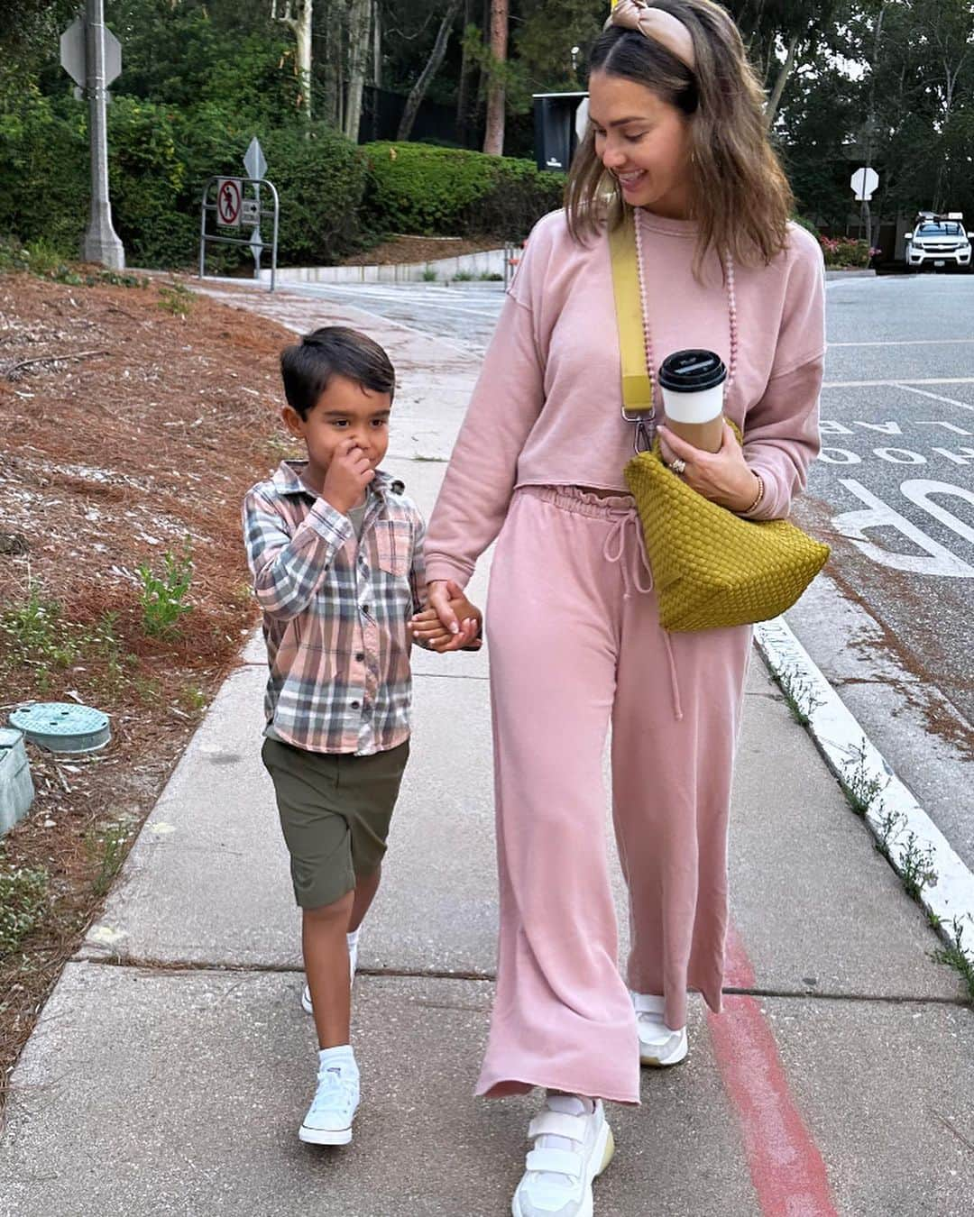 ジェシカ・アルバさんのインスタグラム写真 - (ジェシカ・アルバInstagram)「Hayes’ first day of #kindergarten 🥹❤️ my handsome boy 😫💔😢… it’s just crazy how fast time has flown by. Still my baby.」9月7日 1時42分 - jessicaalba