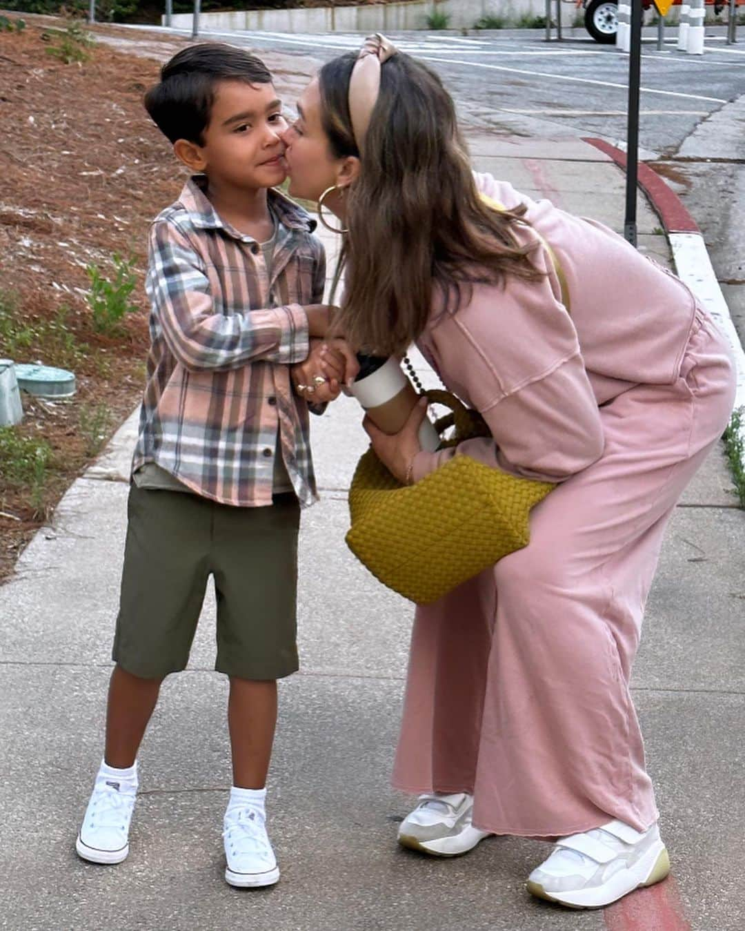 ジェシカ・アルバさんのインスタグラム写真 - (ジェシカ・アルバInstagram)「Hayes’ first day of #kindergarten 🥹❤️ my handsome boy 😫💔😢… it’s just crazy how fast time has flown by. Still my baby.」9月7日 1時42分 - jessicaalba